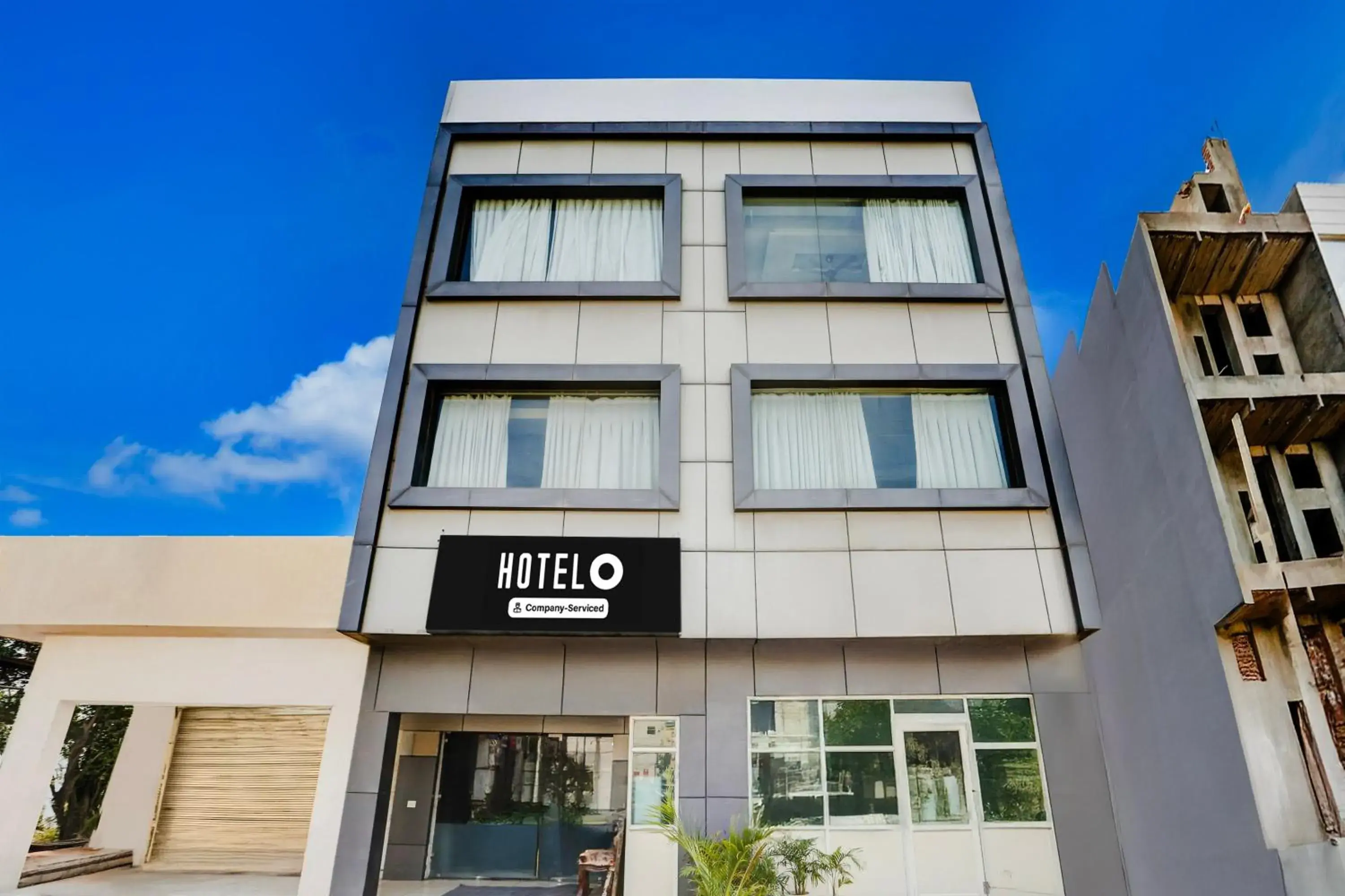 Facade/entrance in Super Hotel O Lohgarh Road Zirakpur Formerly JB Plaza Facade/entrance in Super Hotel O Lohgarh Road Zirakpur Formerly JB Plaza