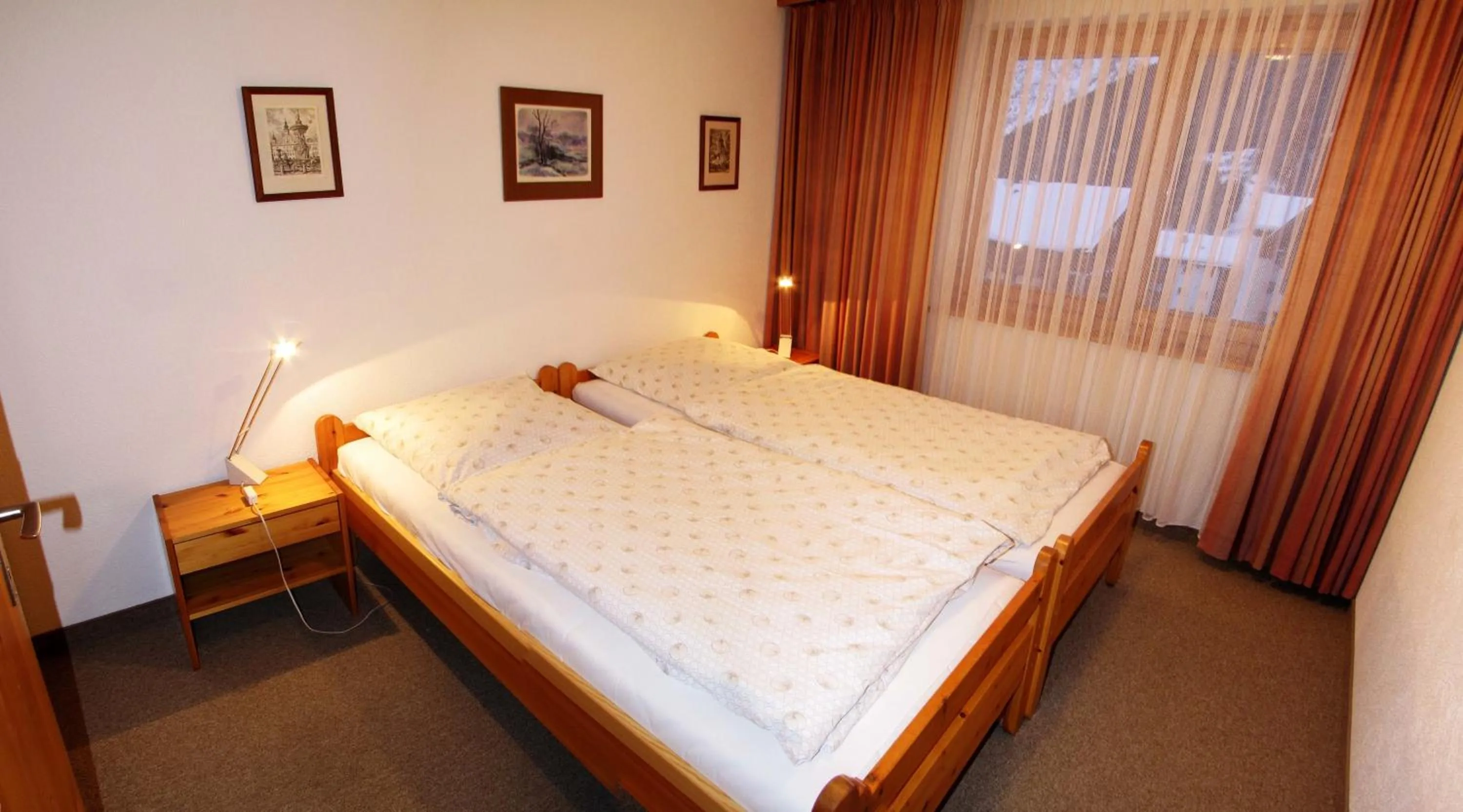 Bedroom, Bed in Hirsch