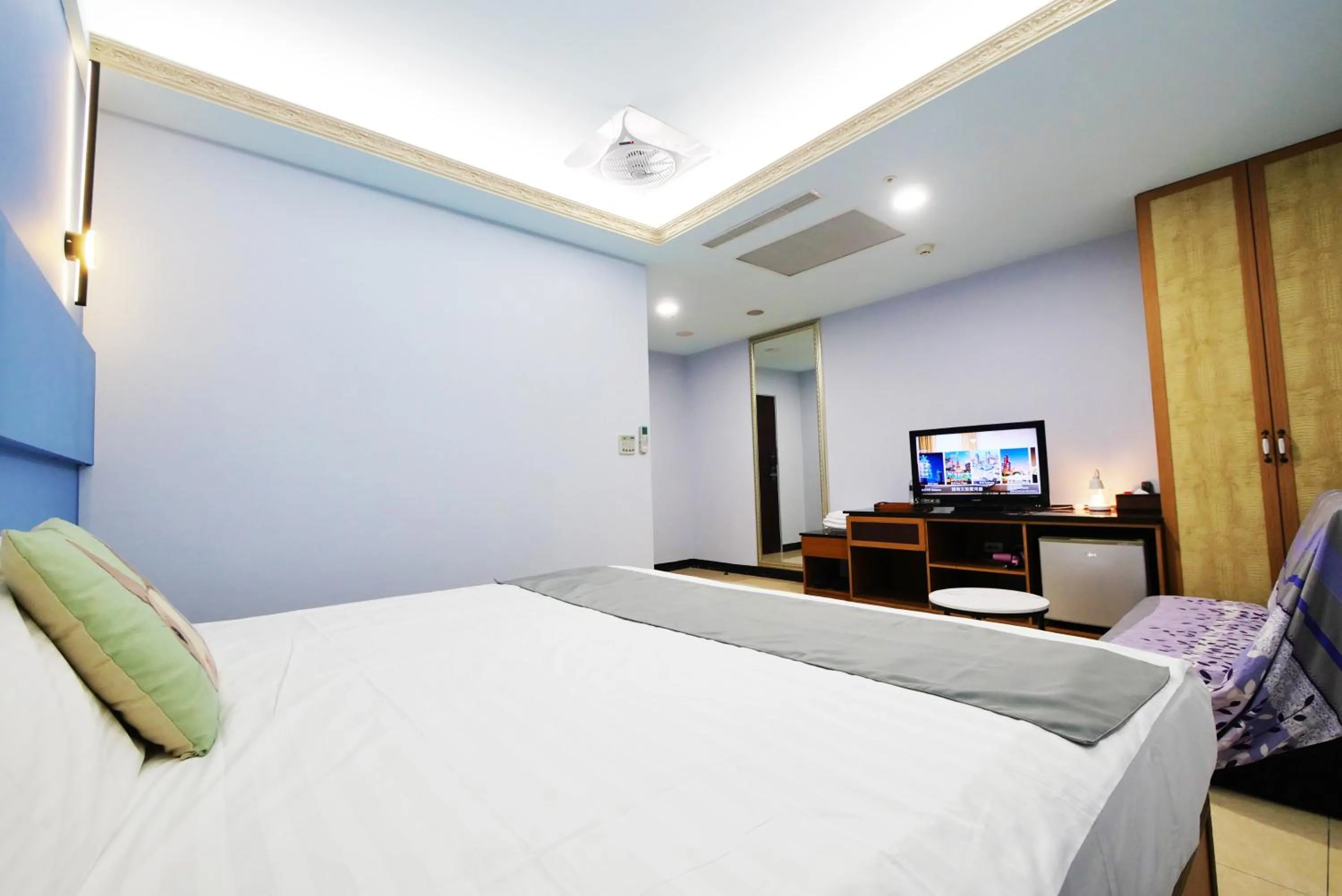 Communal lounge/ TV room, Bed in I Hi Loveriver Hotel