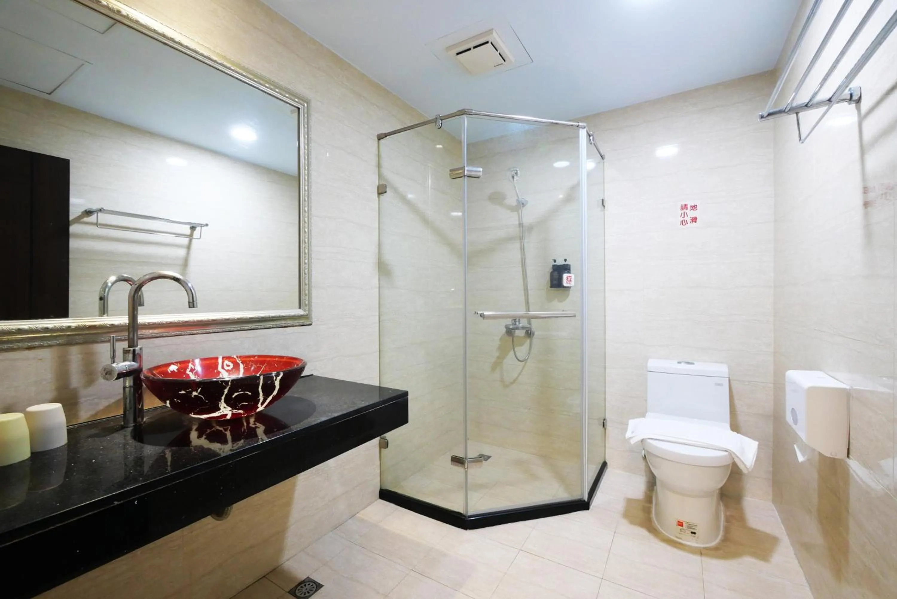 Shower in I Hi Loveriver Hotel