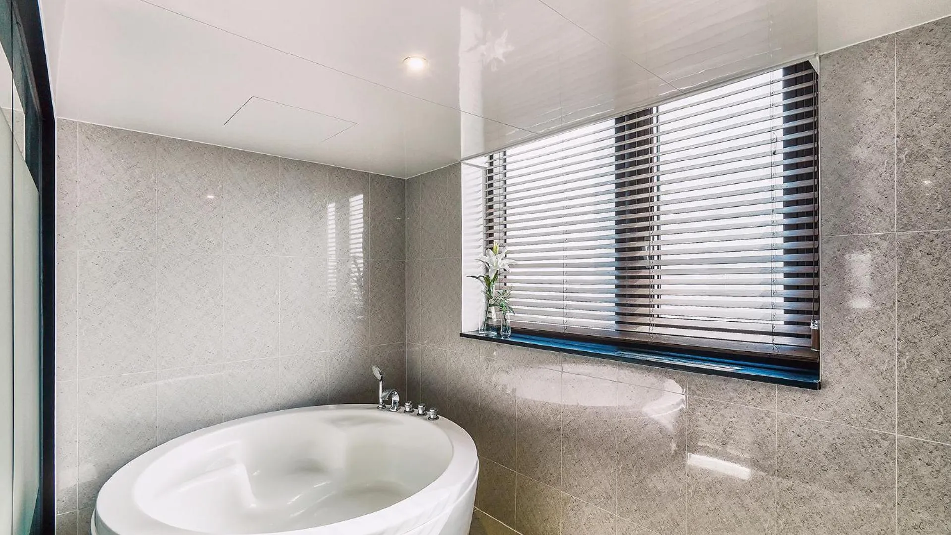 Shower in Golden Harbor Hotel Pyeongtaek