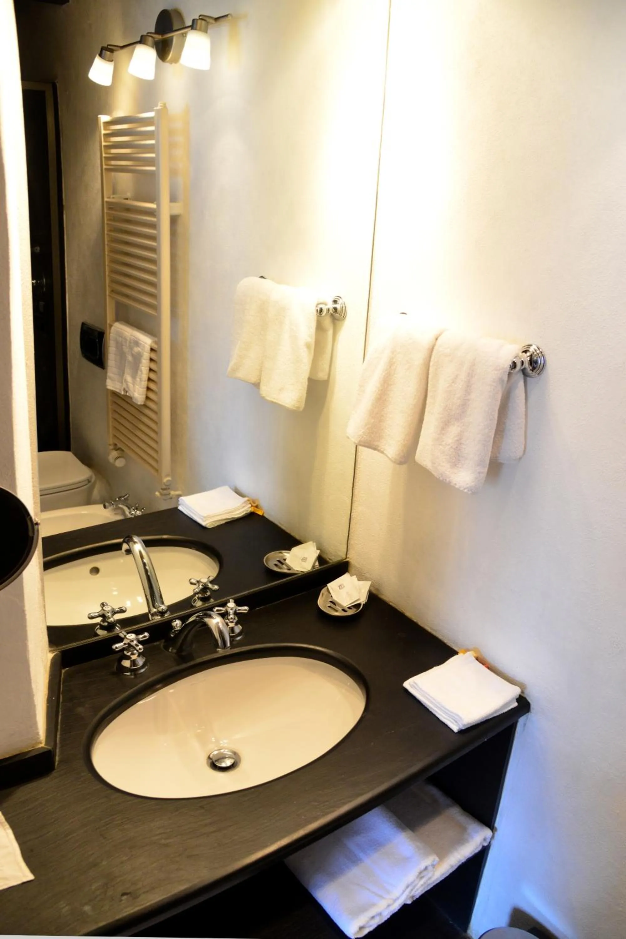 Bathroom in La Terrazza di Vico Olivi B&B