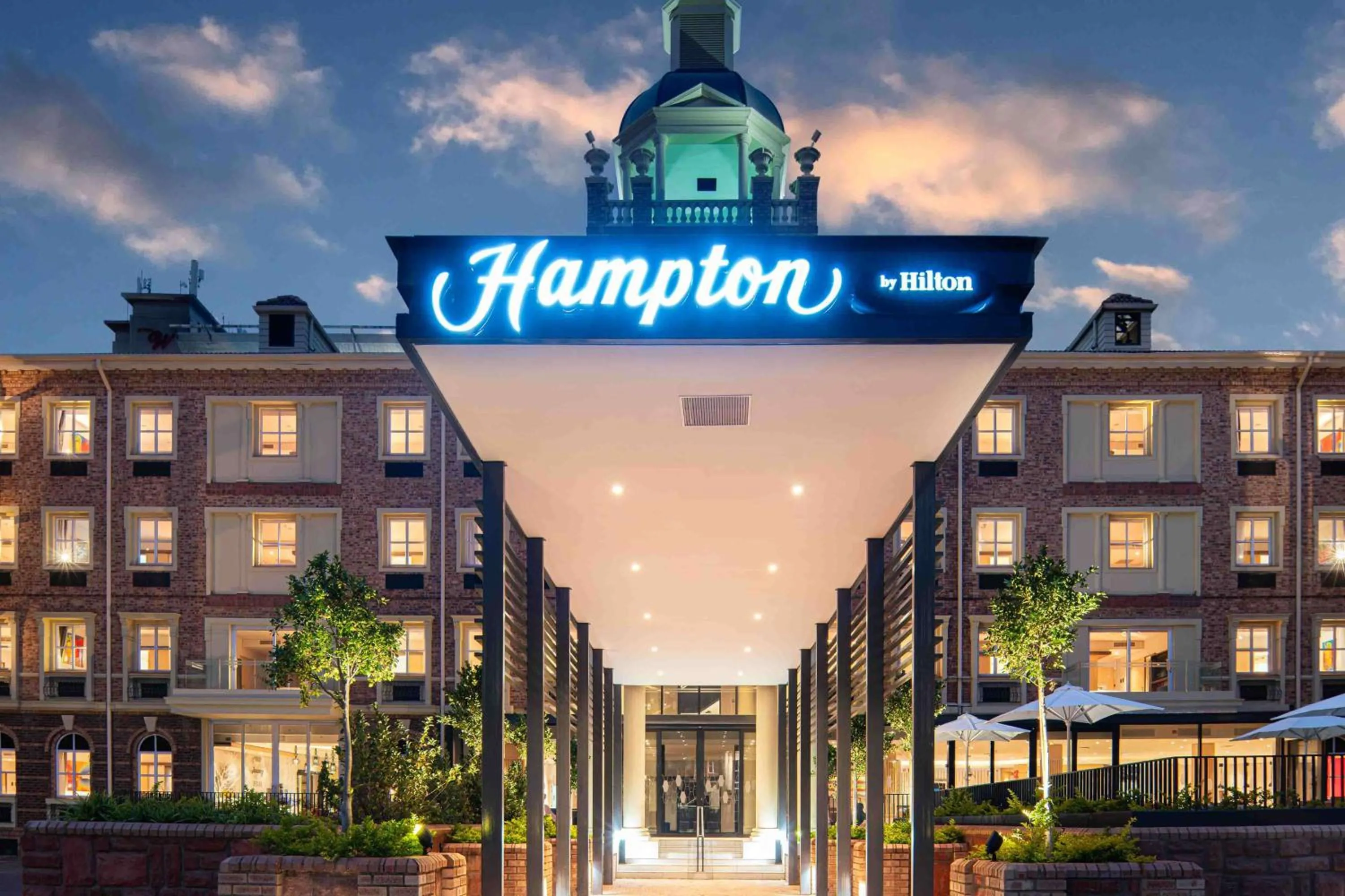 Property building in Hampton By Hilton Sandton Grayston