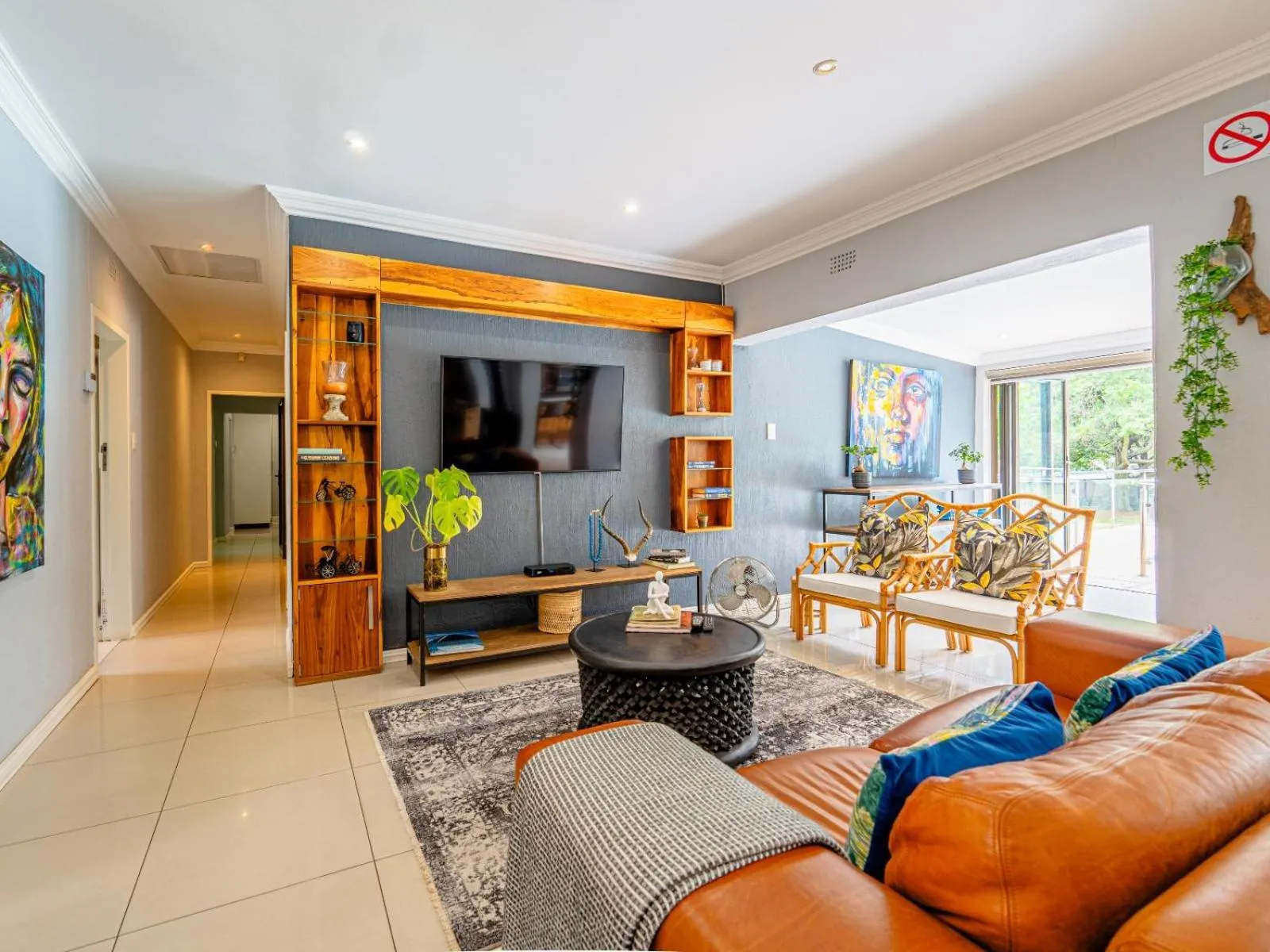 Communal lounge/ TV room in 4 On Mangaan