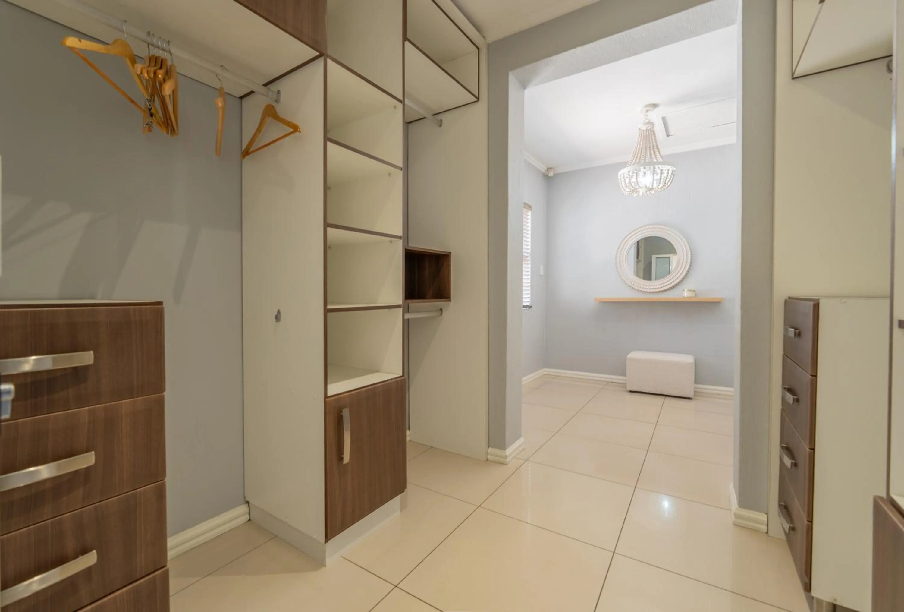 wardrobe in 4 On Mangaan