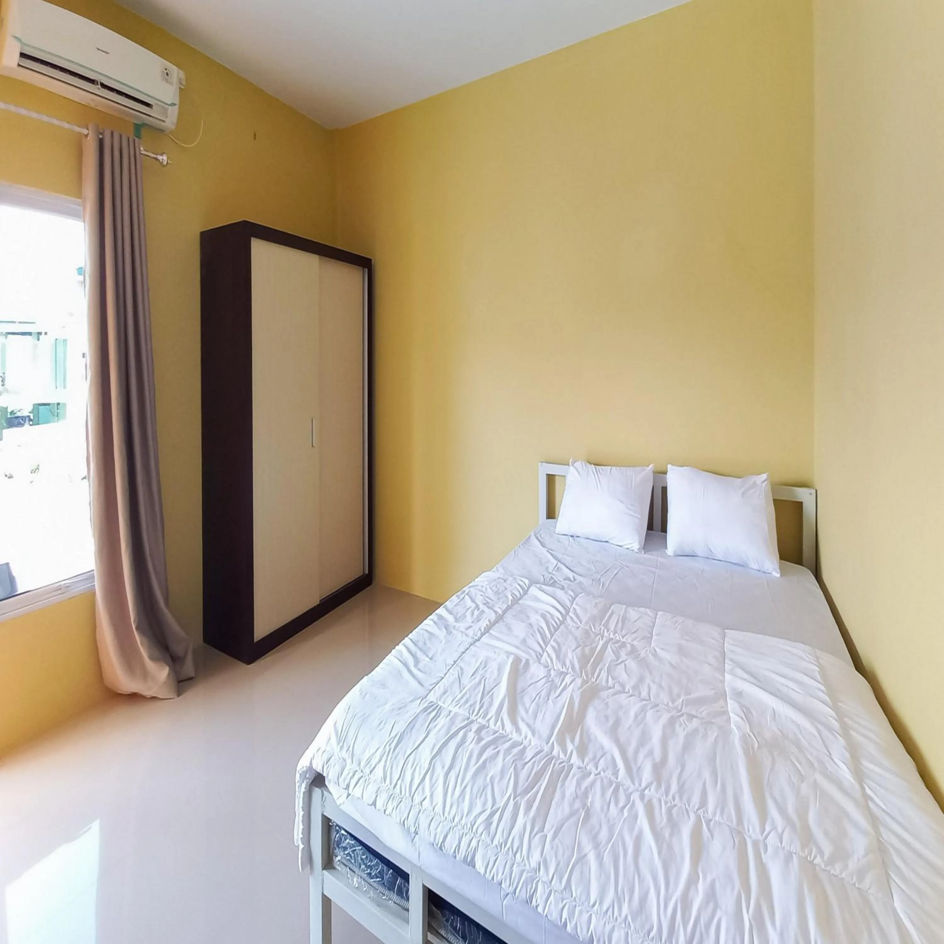 Bedroom, Bed in FARAH Homestay Syariah Mitra RedDoorz