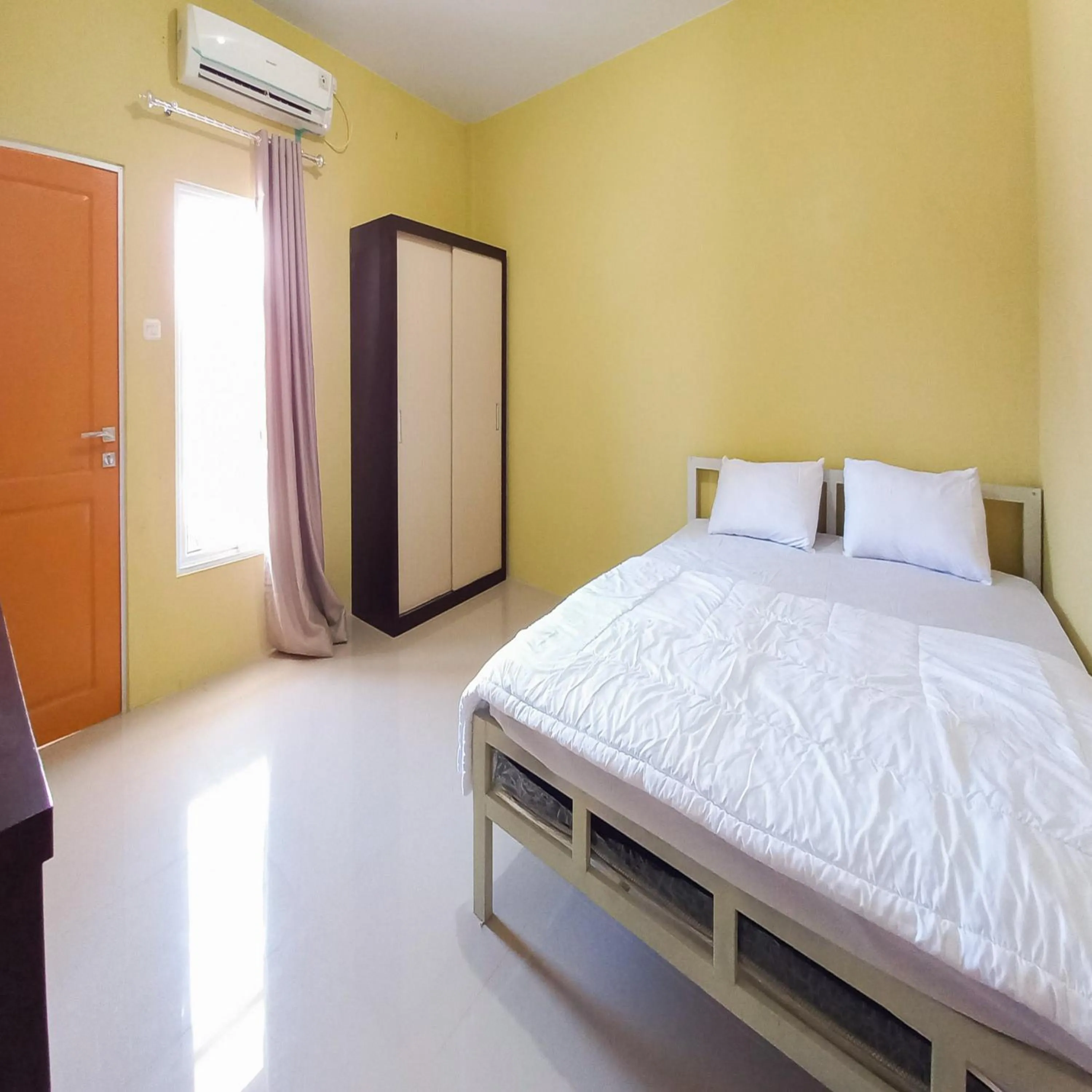 Bedroom, Bed in FARAH Homestay Syariah Mitra RedDoorz