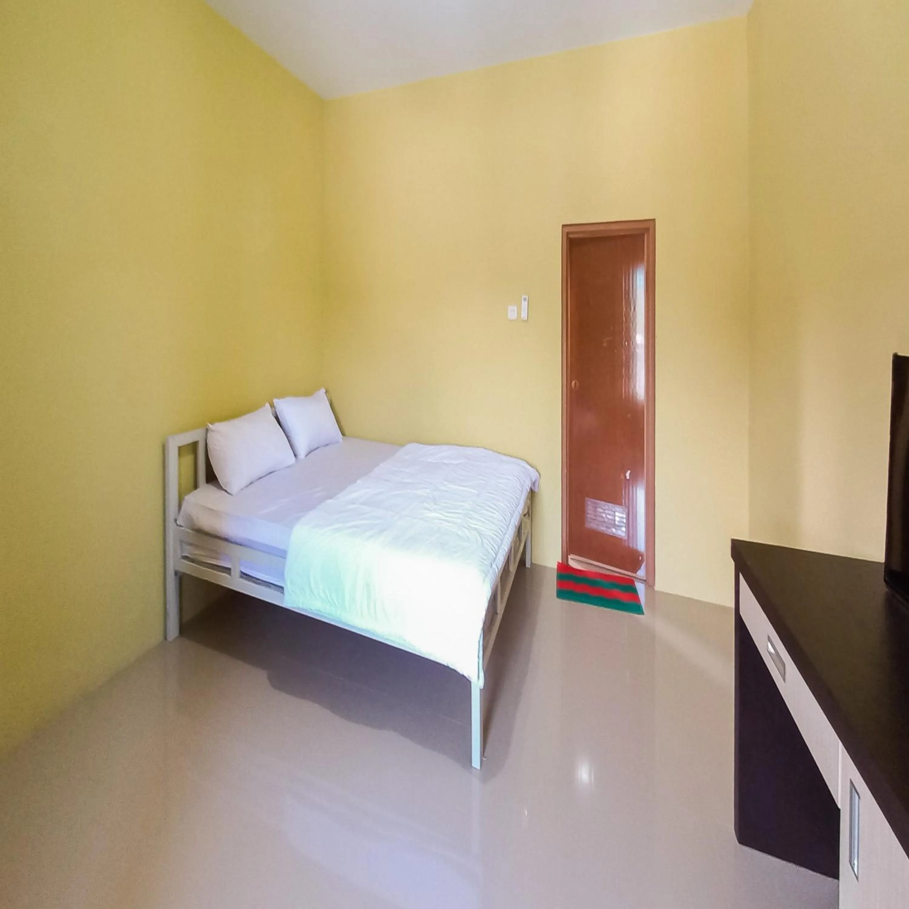 Bedroom, Bed in FARAH Homestay Syariah Mitra RedDoorz