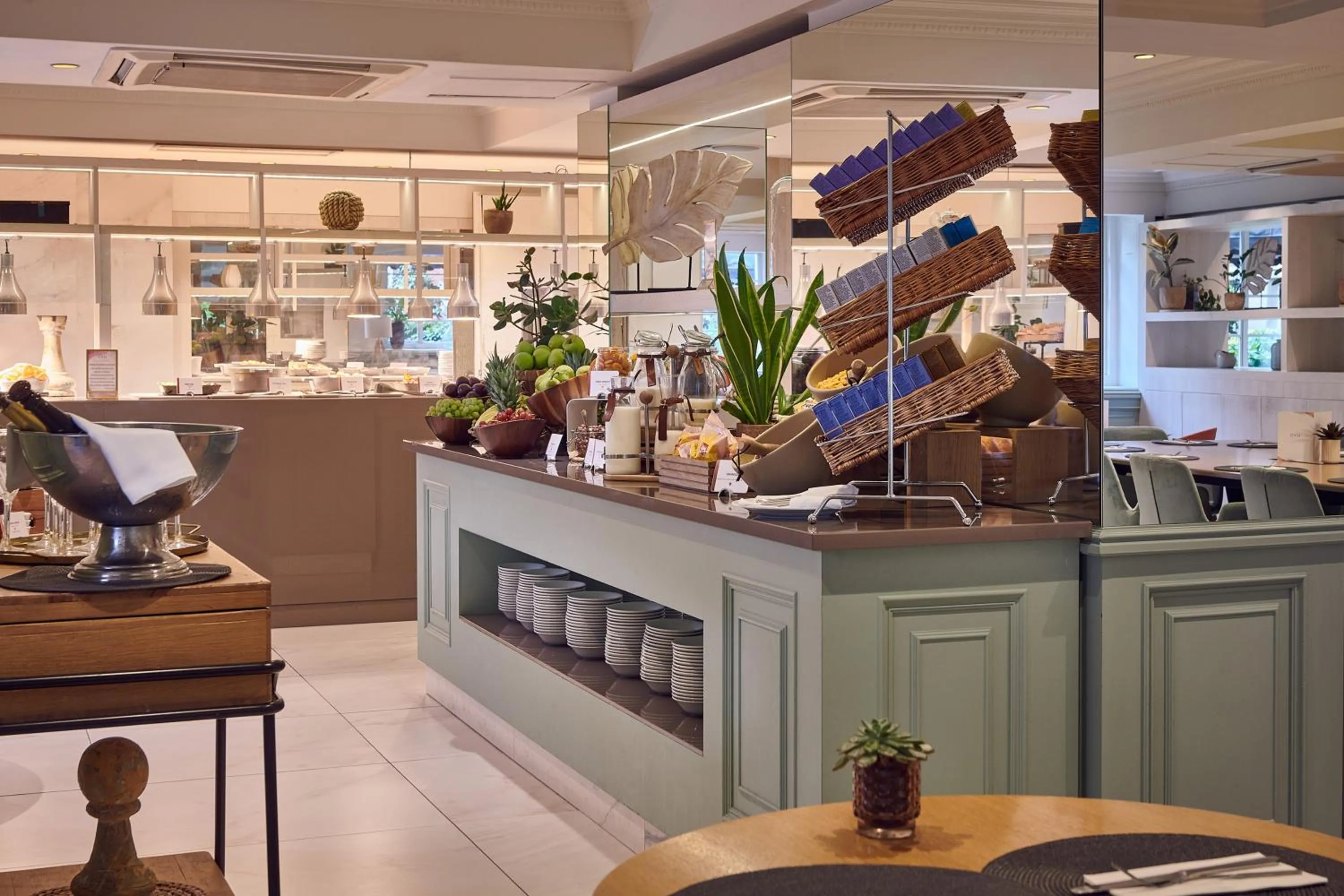 Restaurant/places to eat in The Level at Melia White House