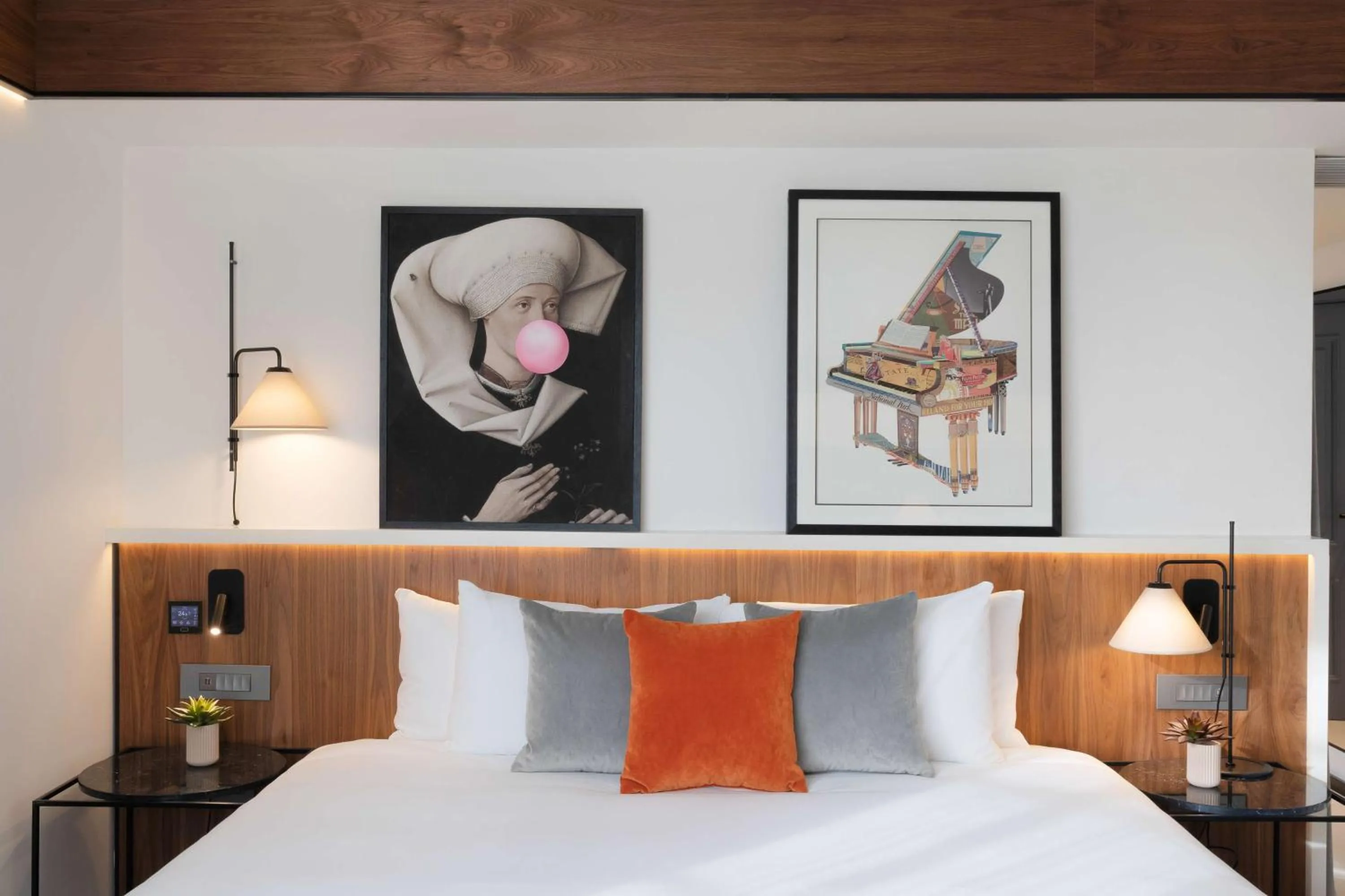 Photo of the whole room, Bed in The Level at Melia White House