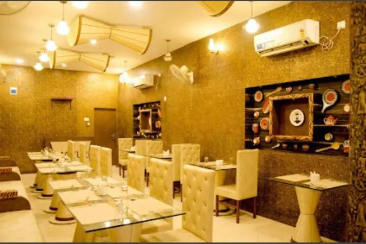 Restaurant/places to eat in Hotel Baidyanath