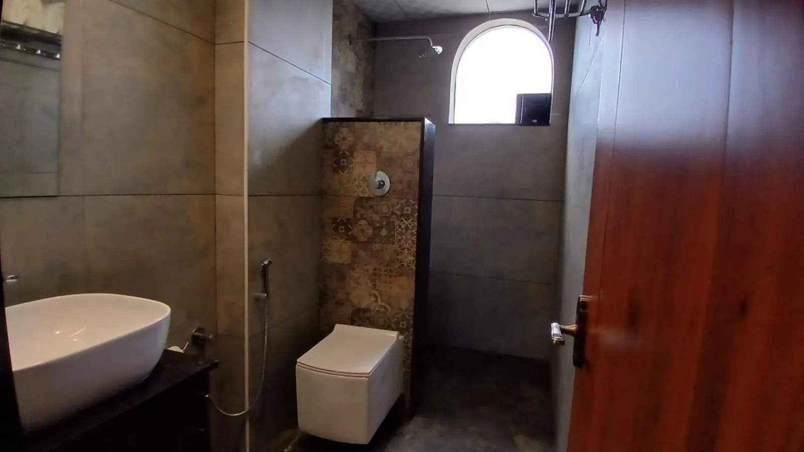 Shower in PPH Living Rajathagiri Palace Premium Rooms