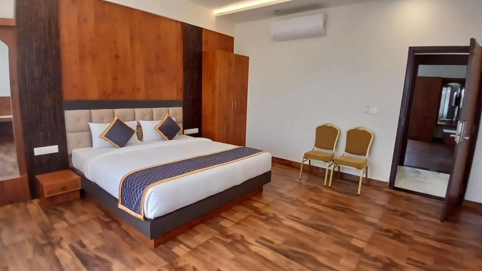 Bed in PPH Living Rajathagiri Palace Premium Rooms