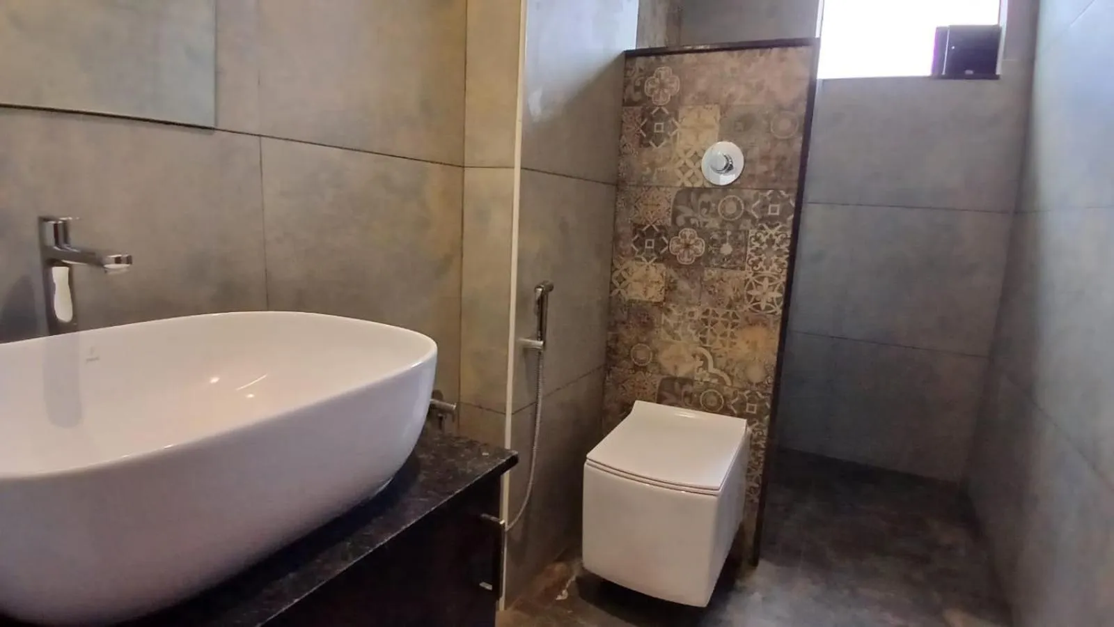Shower in PPH Living Rajathagiri Palace Premium Rooms