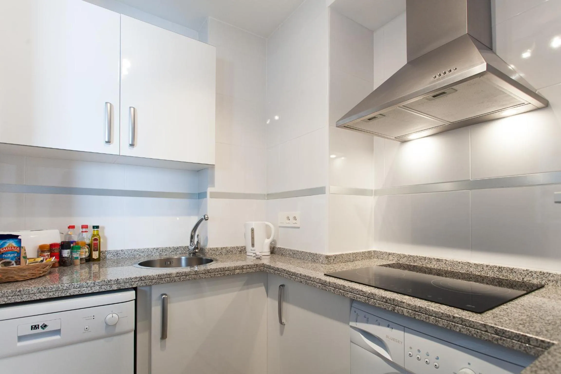 Kitchen or kitchenette in Apartamentos Diaber San Leandro