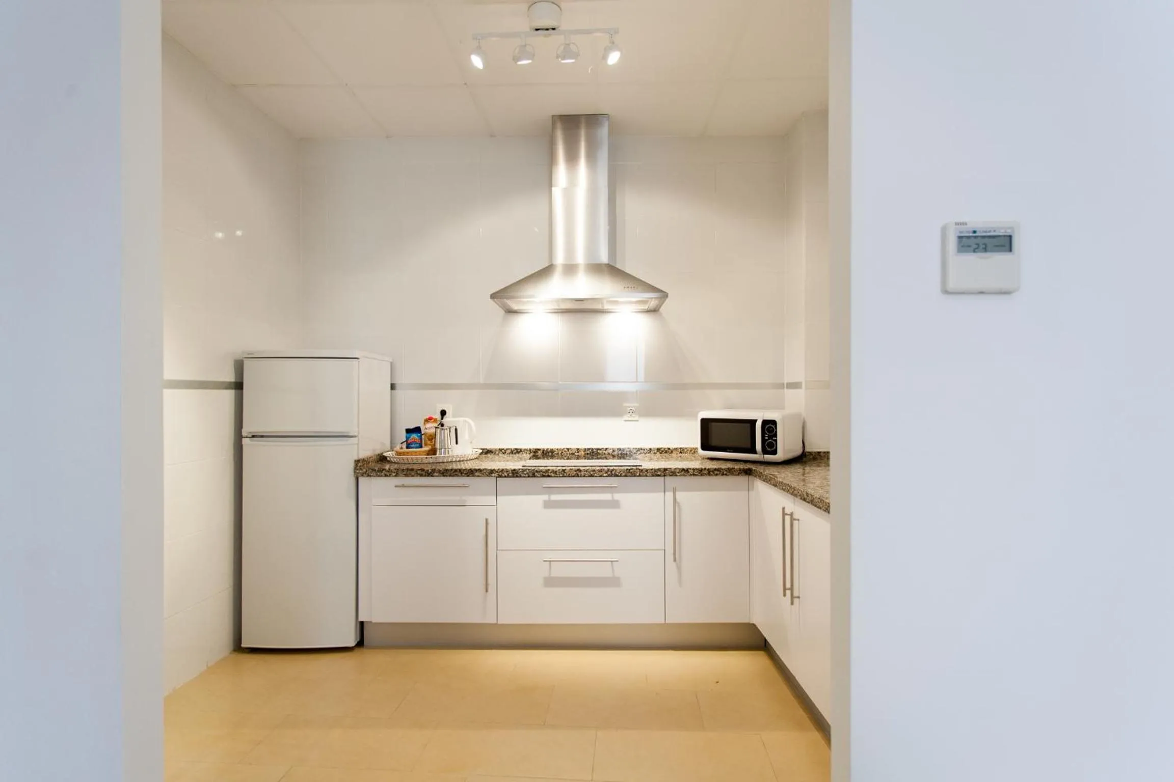 Kitchen or kitchenette in Apartamentos Diaber San Leandro