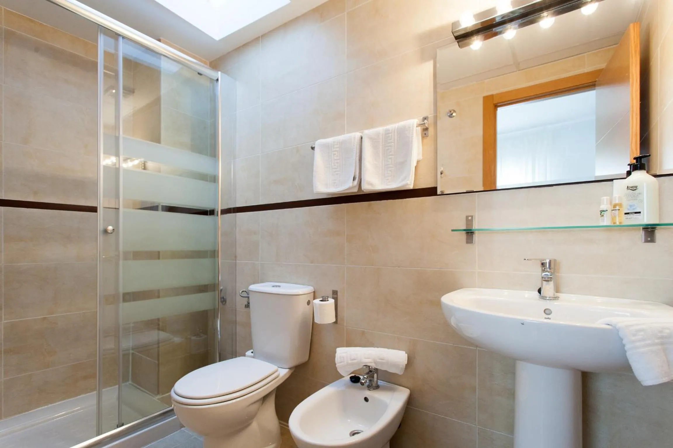 Bathroom in Apartamentos Diaber San Leandro