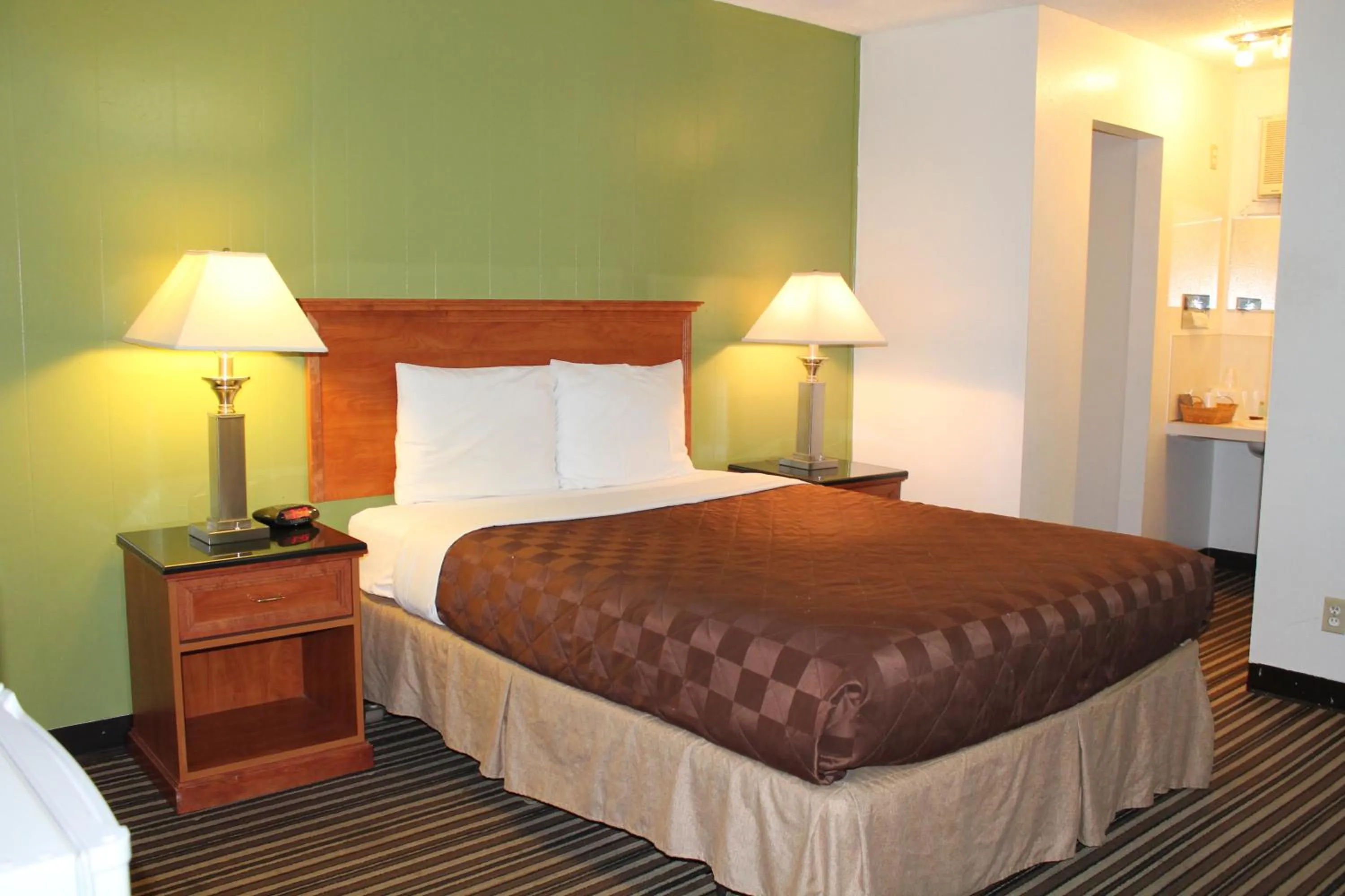 Photo of the whole room, Bed in Americas Best Value Inn Boardman