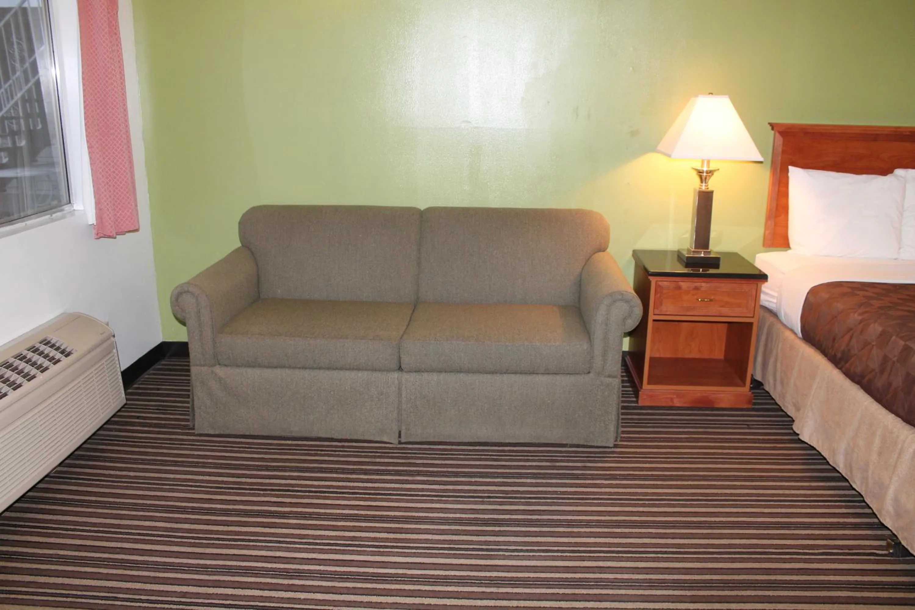 Living room in Americas Best Value Inn Boardman