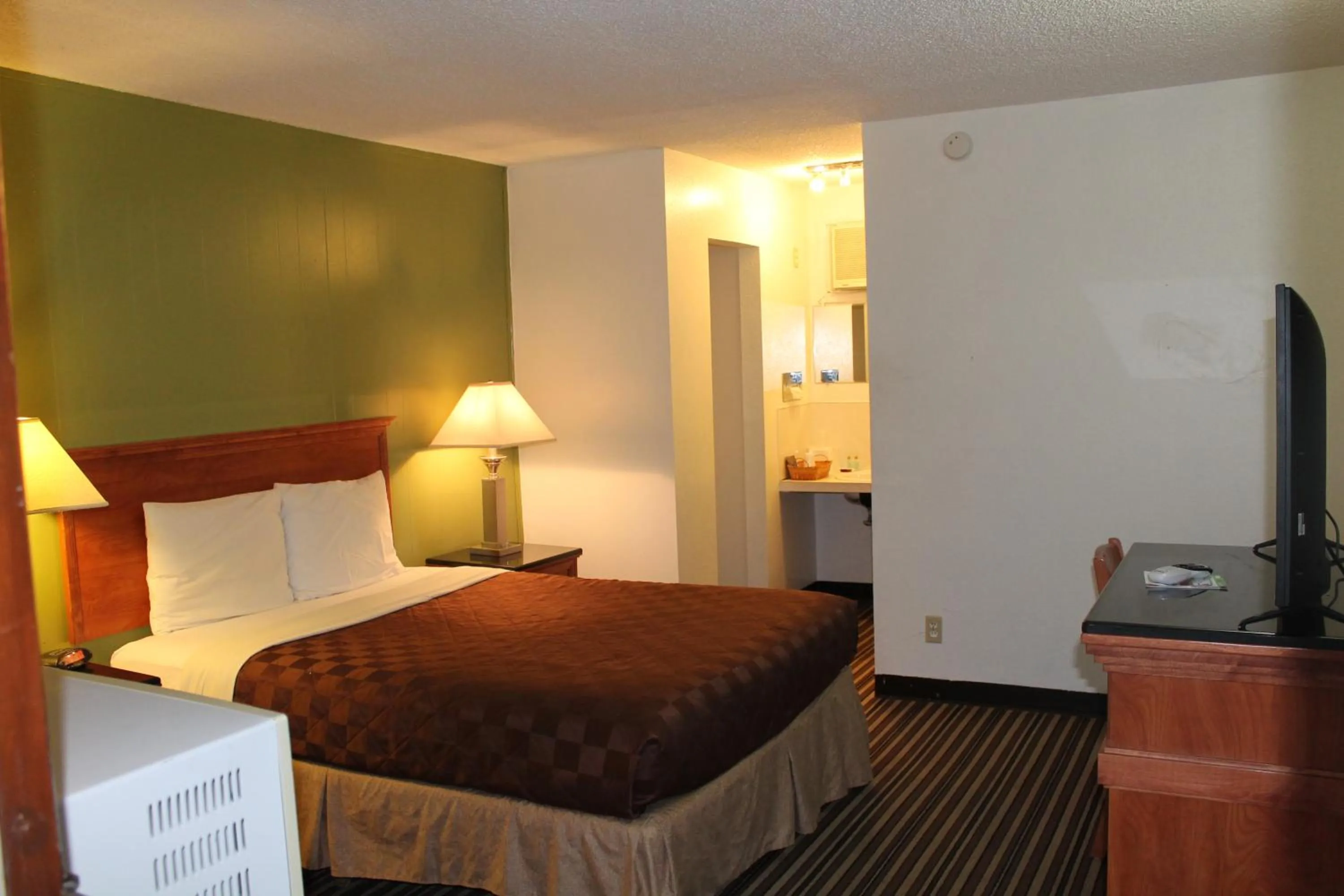 Photo of the whole room, Bed in Americas Best Value Inn Boardman