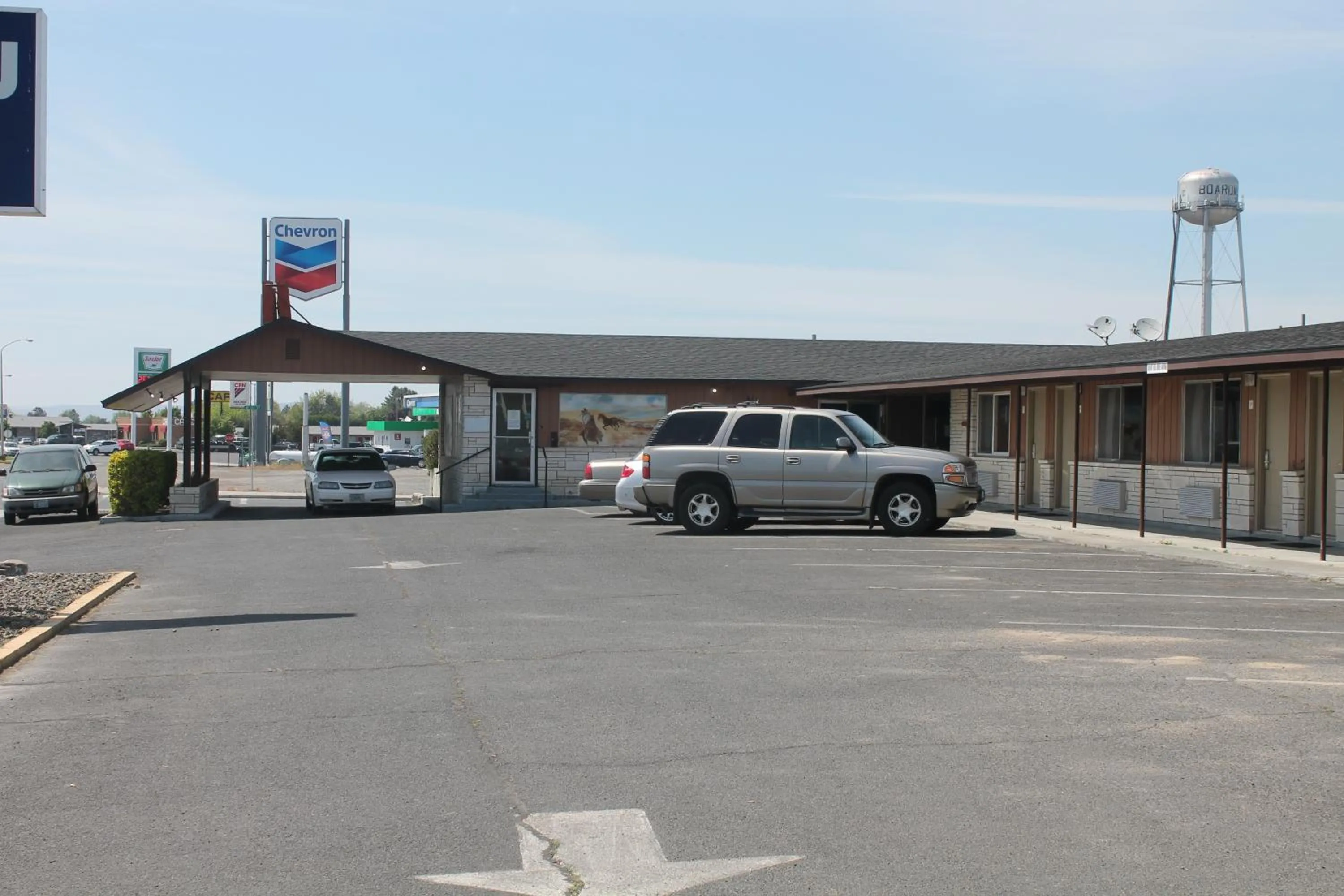 Property building in Americas Best Value Inn Boardman