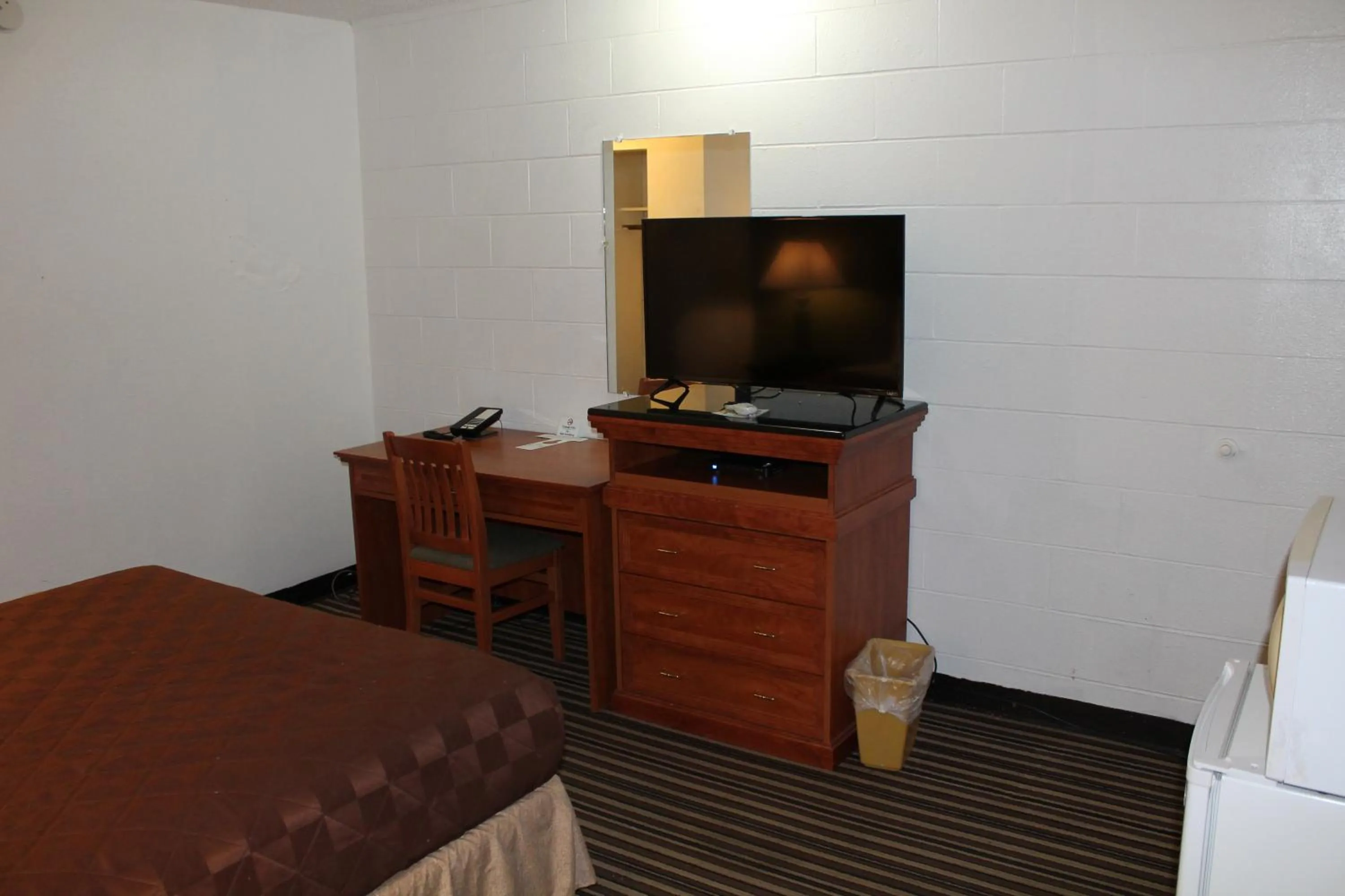 Photo of the whole room, Bed in Americas Best Value Inn Boardman