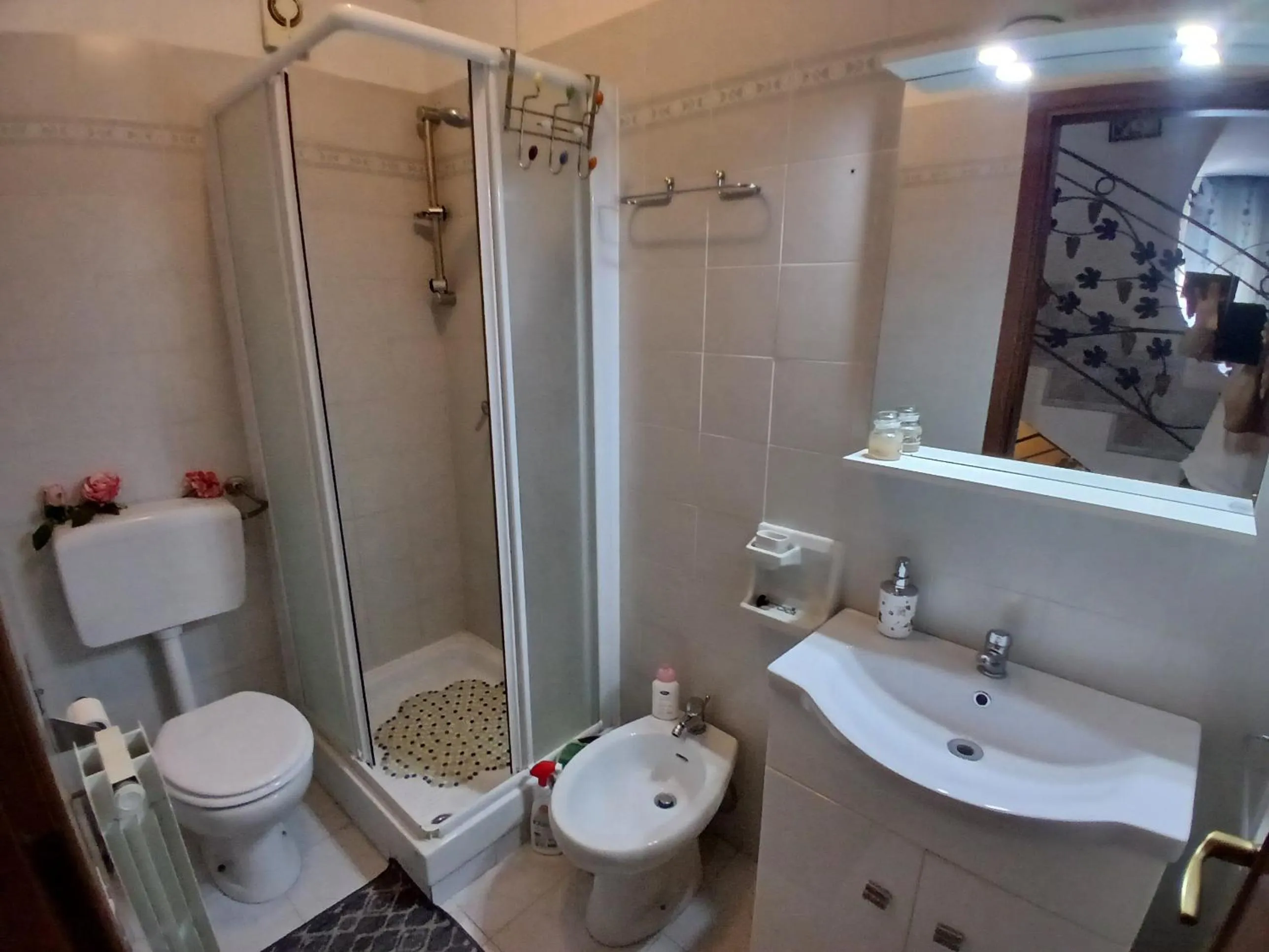 Shower in Il Melograno B&B with private bathrooms