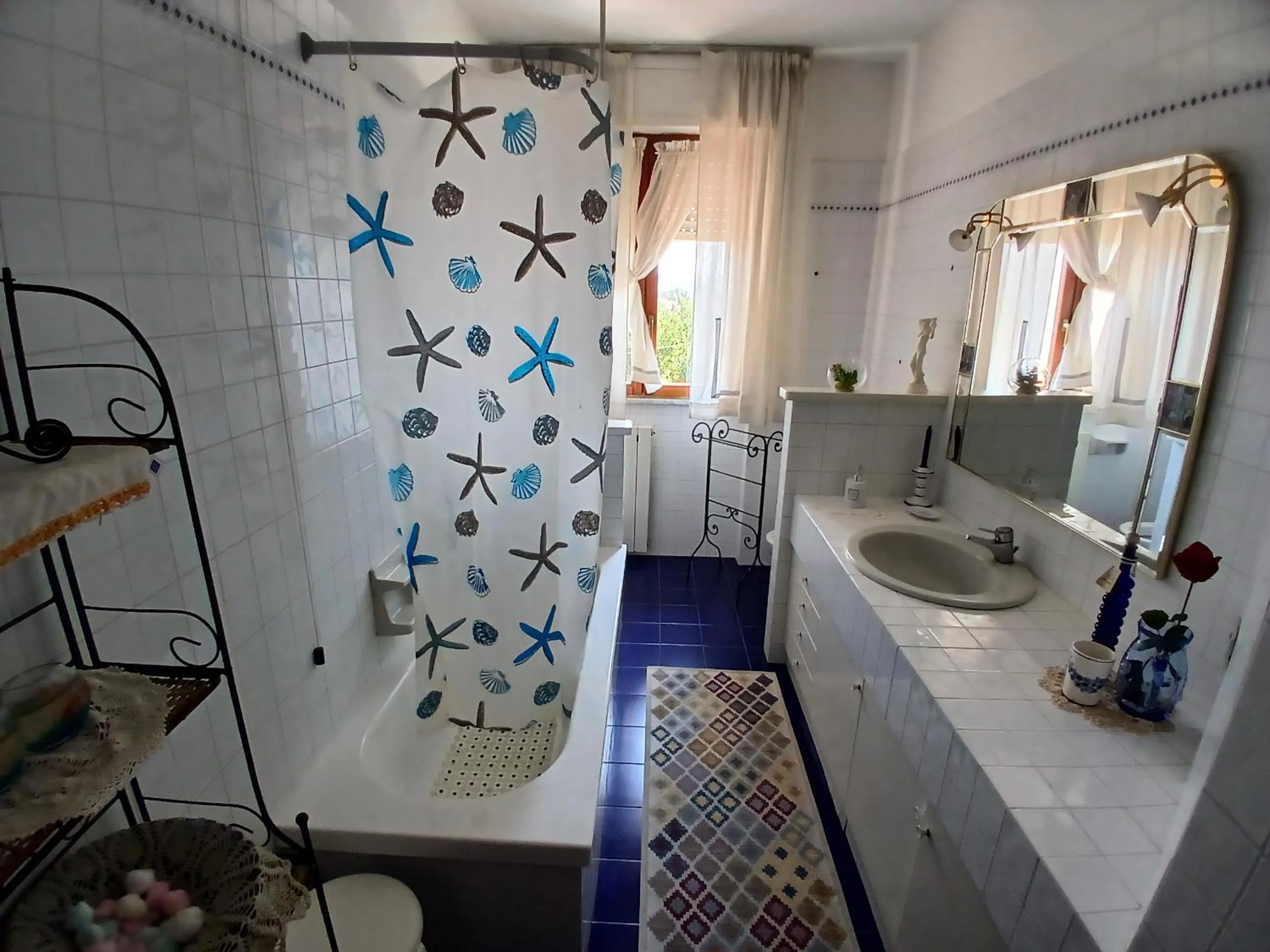 Shower in Il Melograno B&B with private bathrooms