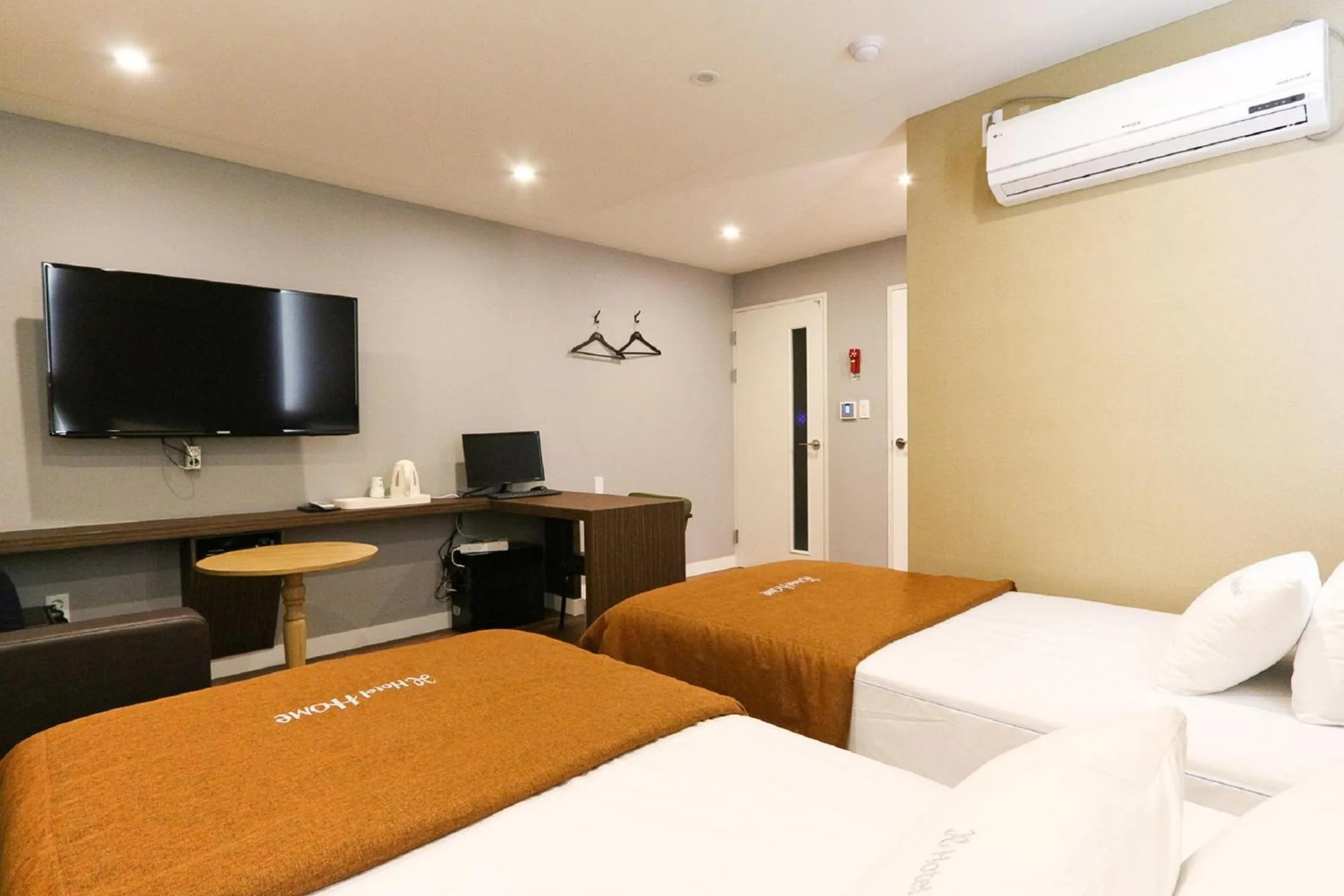 Photo of the whole room, Bed in Hotel Home