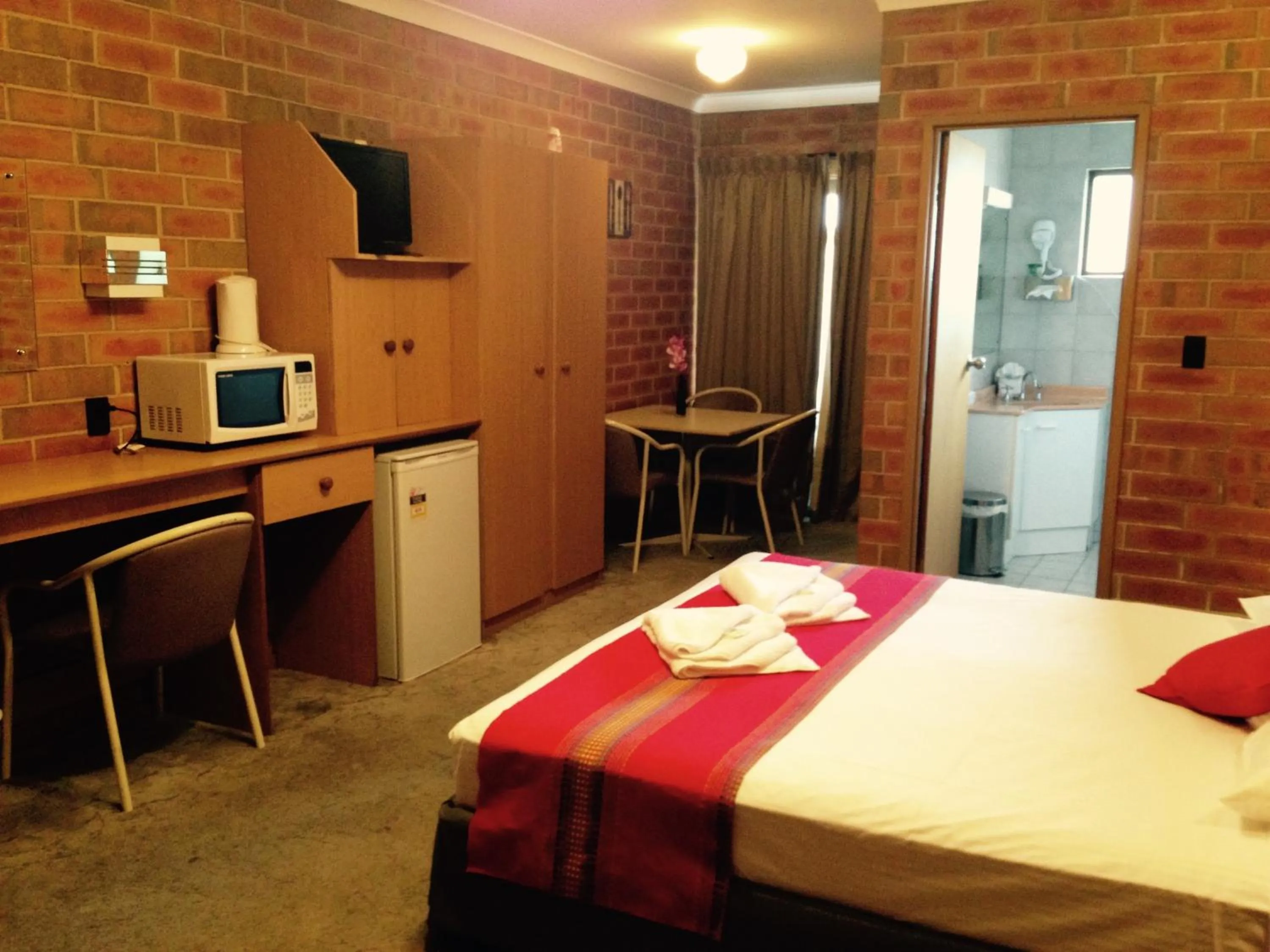 Bed in Pooraka Motor Inn