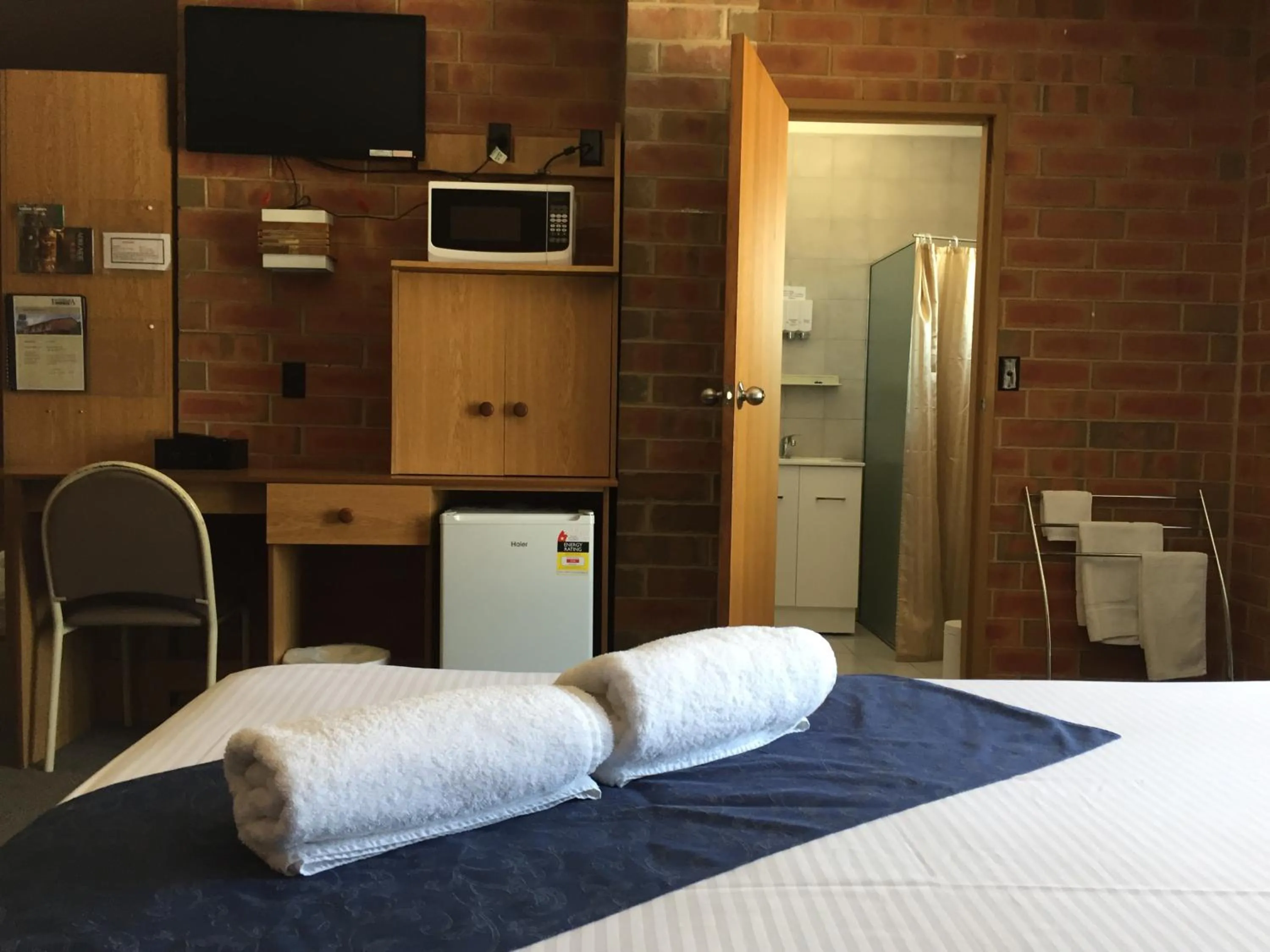 Bed in Pooraka Motor Inn