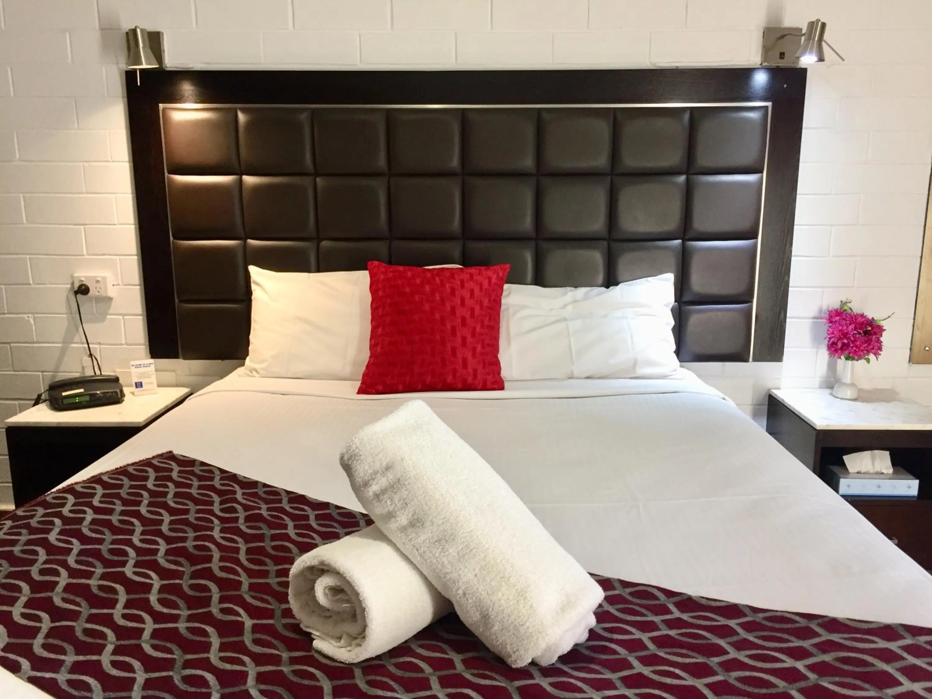 Bed in Pooraka Motor Inn