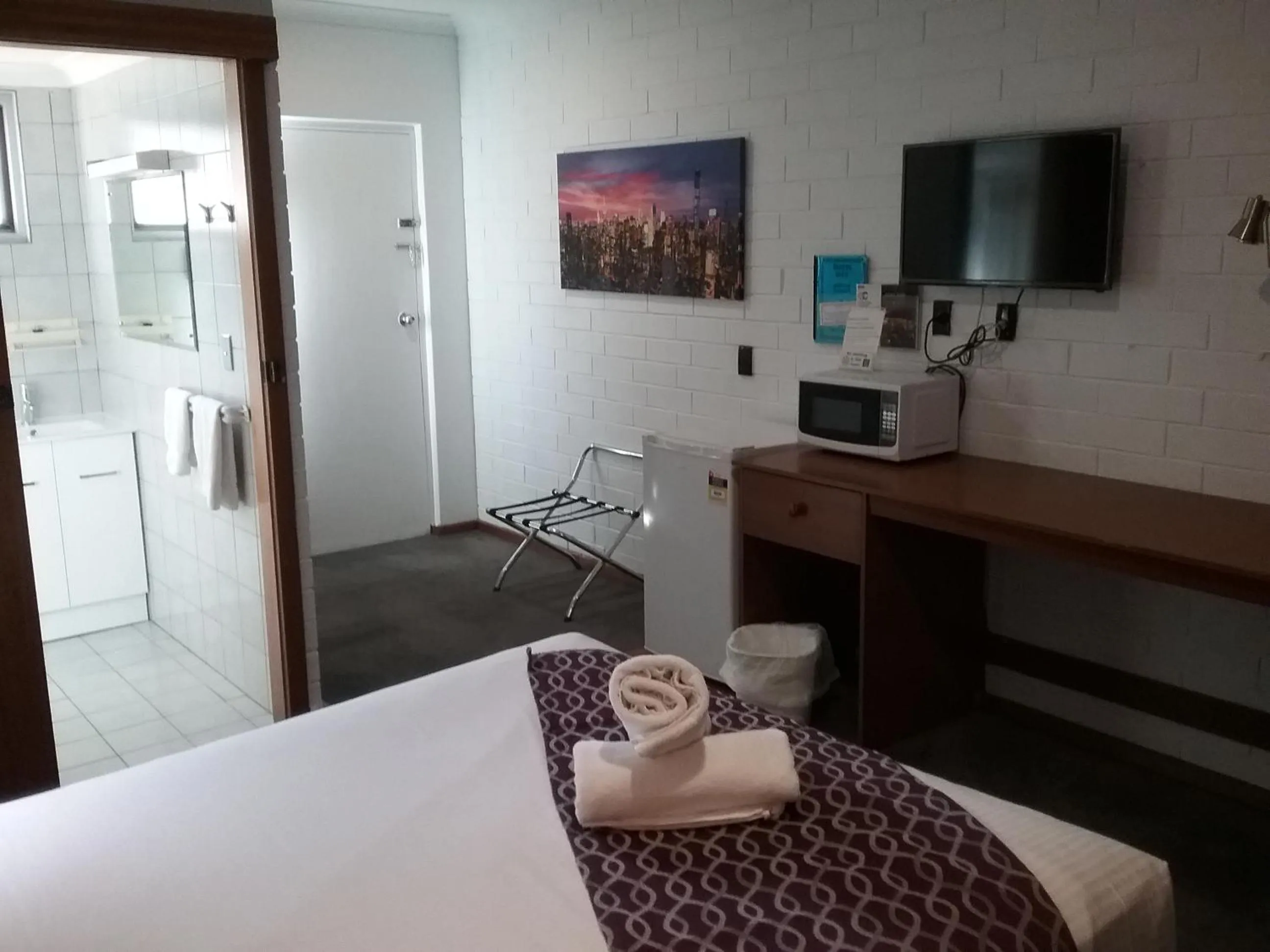 Bed in Pooraka Motor Inn