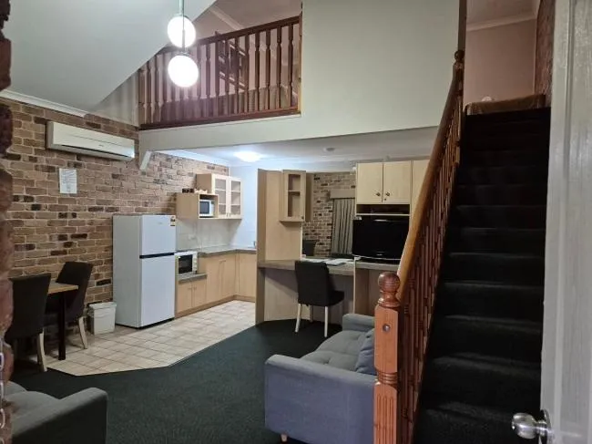 Living room in Country Gardens Motor Inn