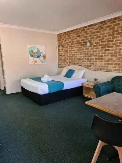 Deluxe Suite with Spa Bath in Country Gardens Motor Inn Deluxe Suite with Spa Bath in Country Gardens Motor Inn