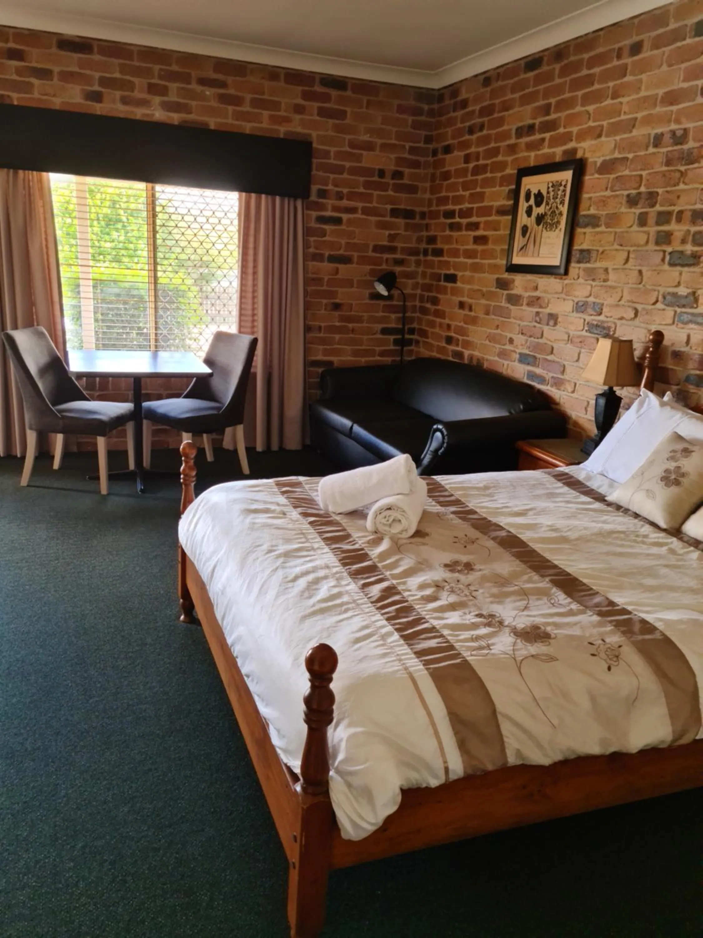 Bedroom, Bed in Country Gardens Motor Inn
