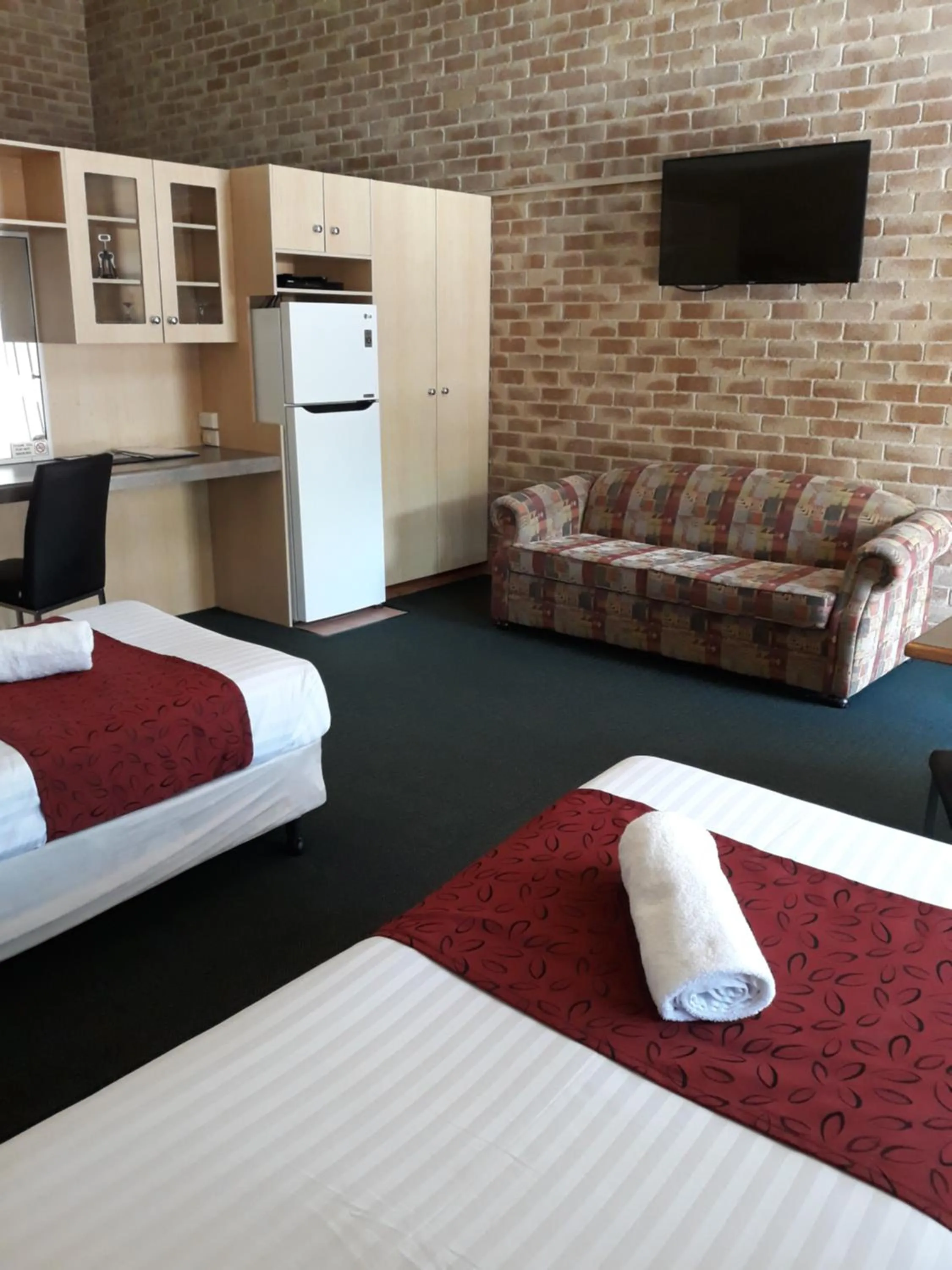 Living room, Bed in Country Gardens Motor Inn