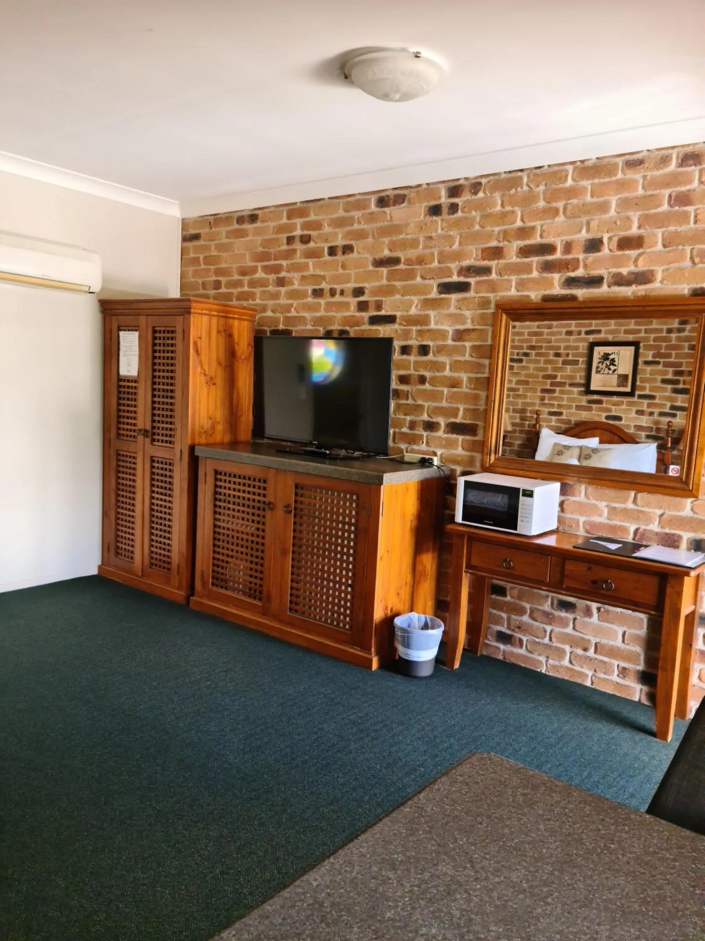 TV and multimedia in Country Gardens Motor Inn