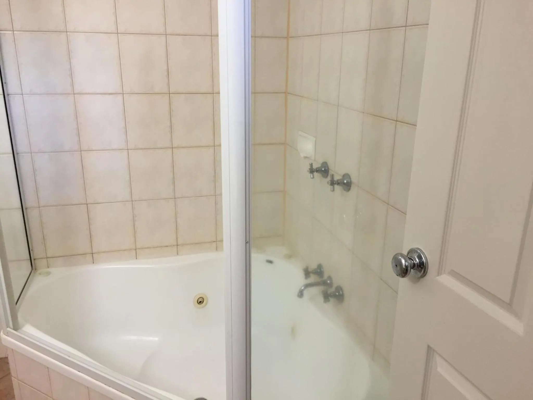 Bathroom in Country Gardens Motor Inn