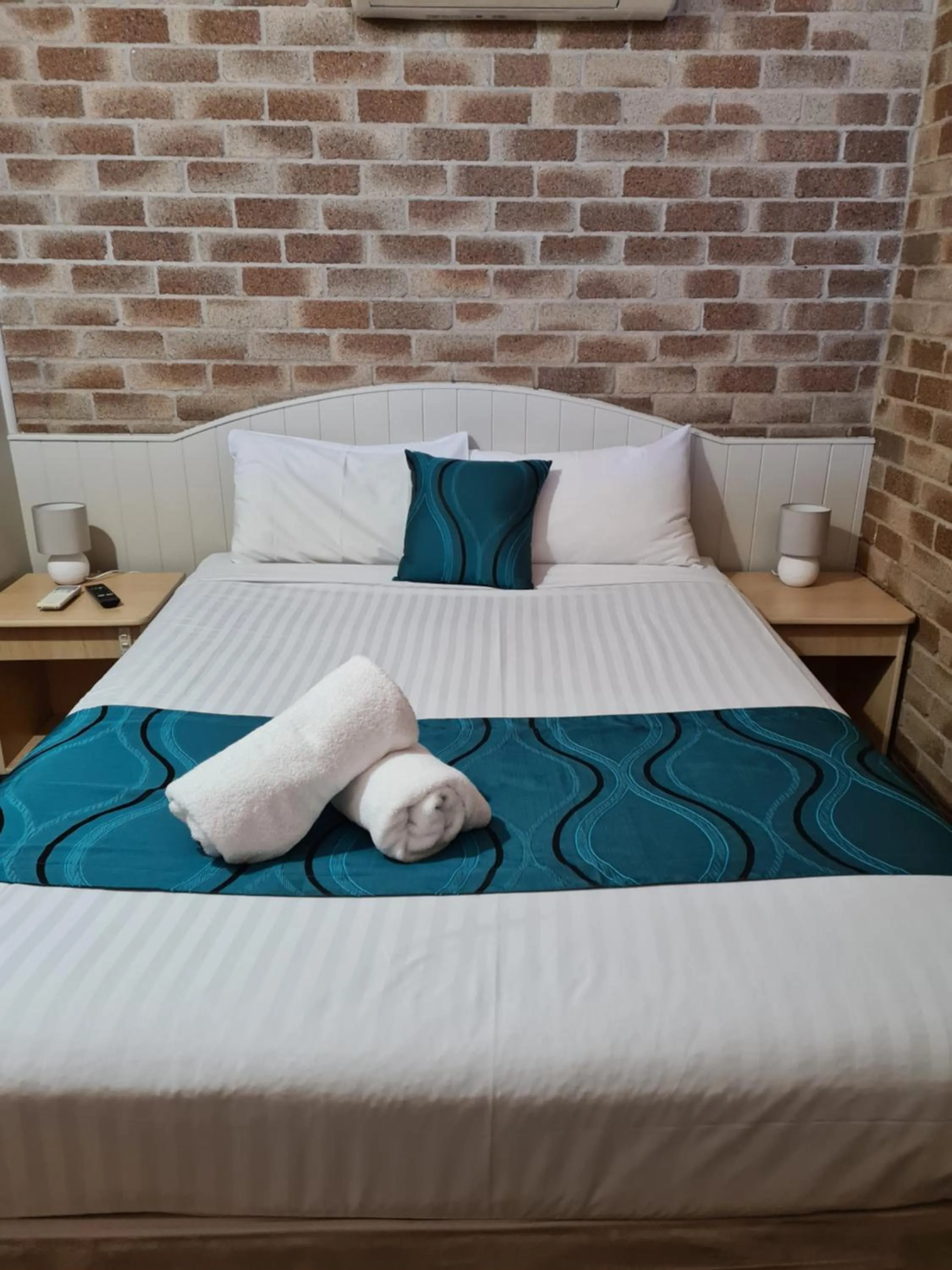 Bedroom, Bed in Country Gardens Motor Inn