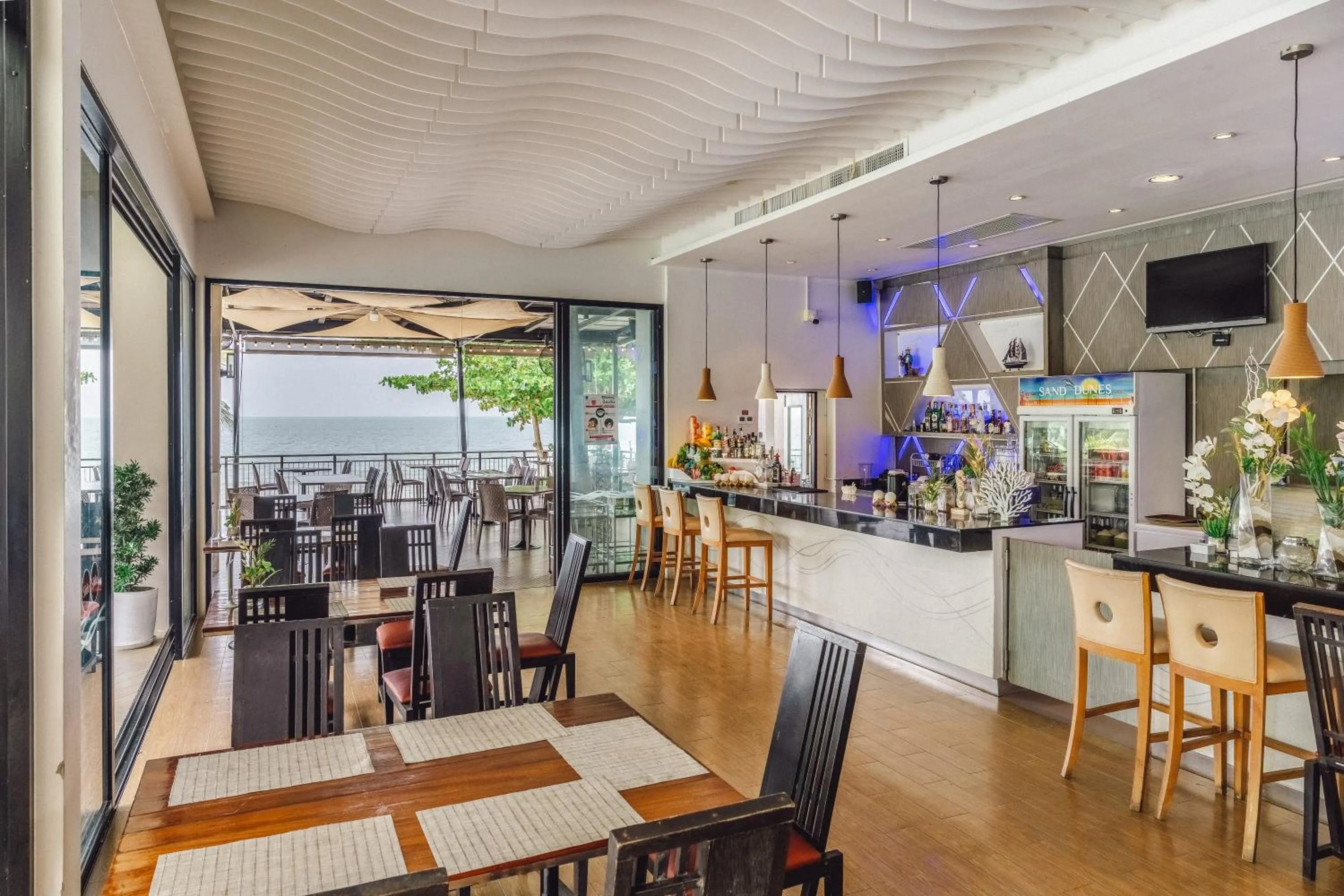 Restaurant/places to eat in Sand Dunes Chaolao Beach Resort