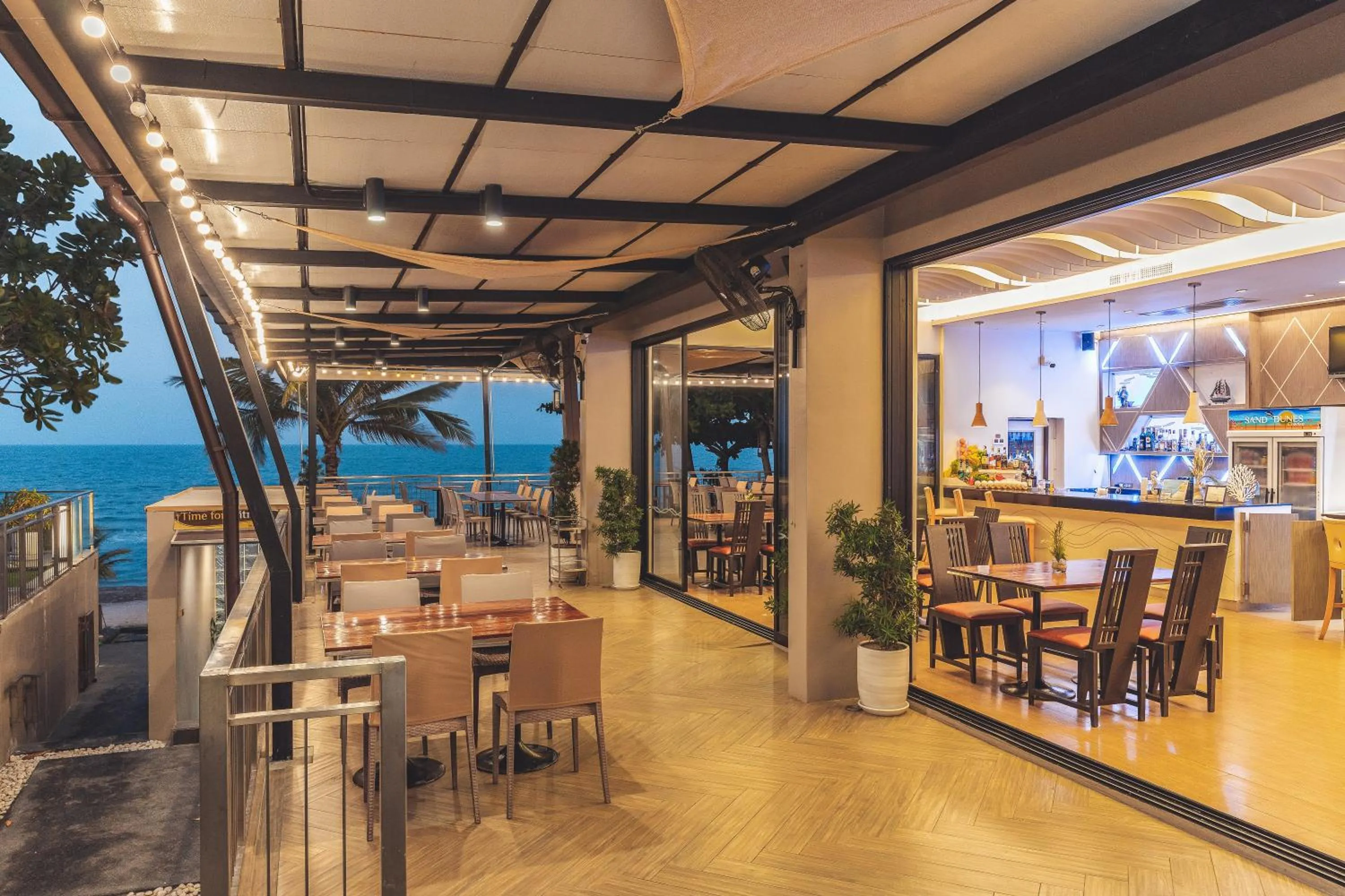 Restaurant/places to eat in Sand Dunes Chaolao Beach Resort