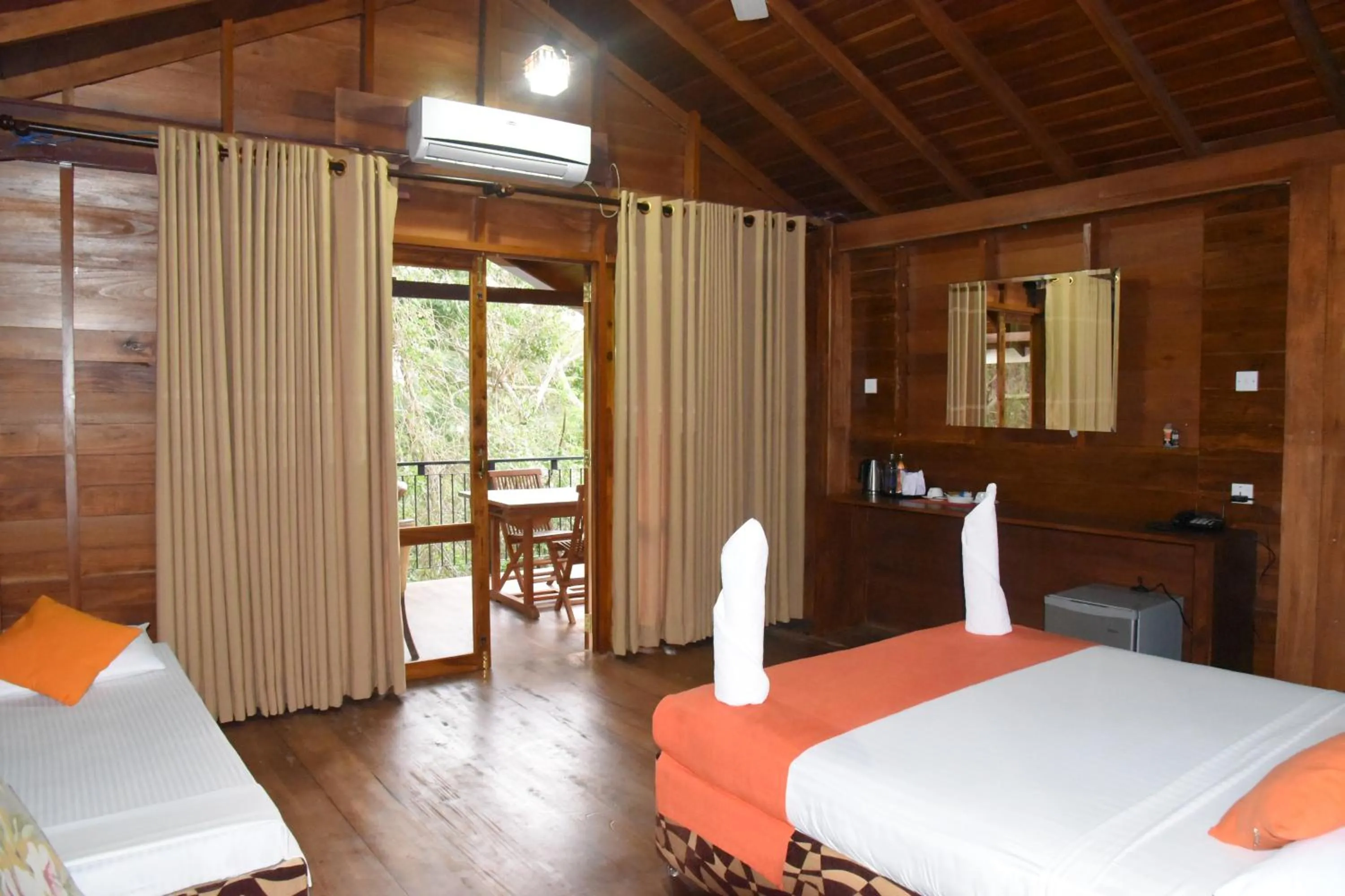 Photo of the whole room, Bed in Wilpattu Tree House