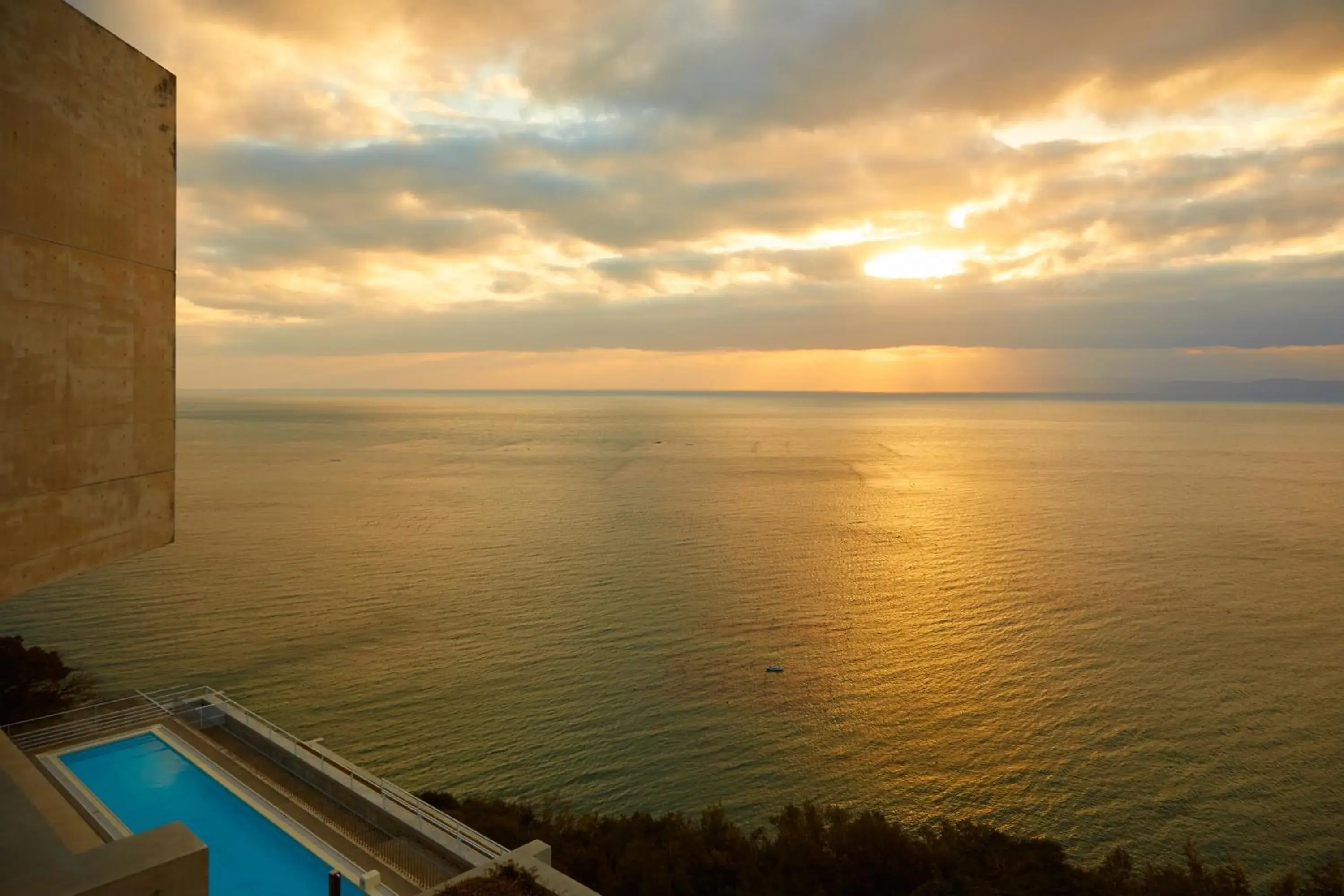 Pool view in TOTO Seawind Awaji Pool view in TOTO Seawind Awaji