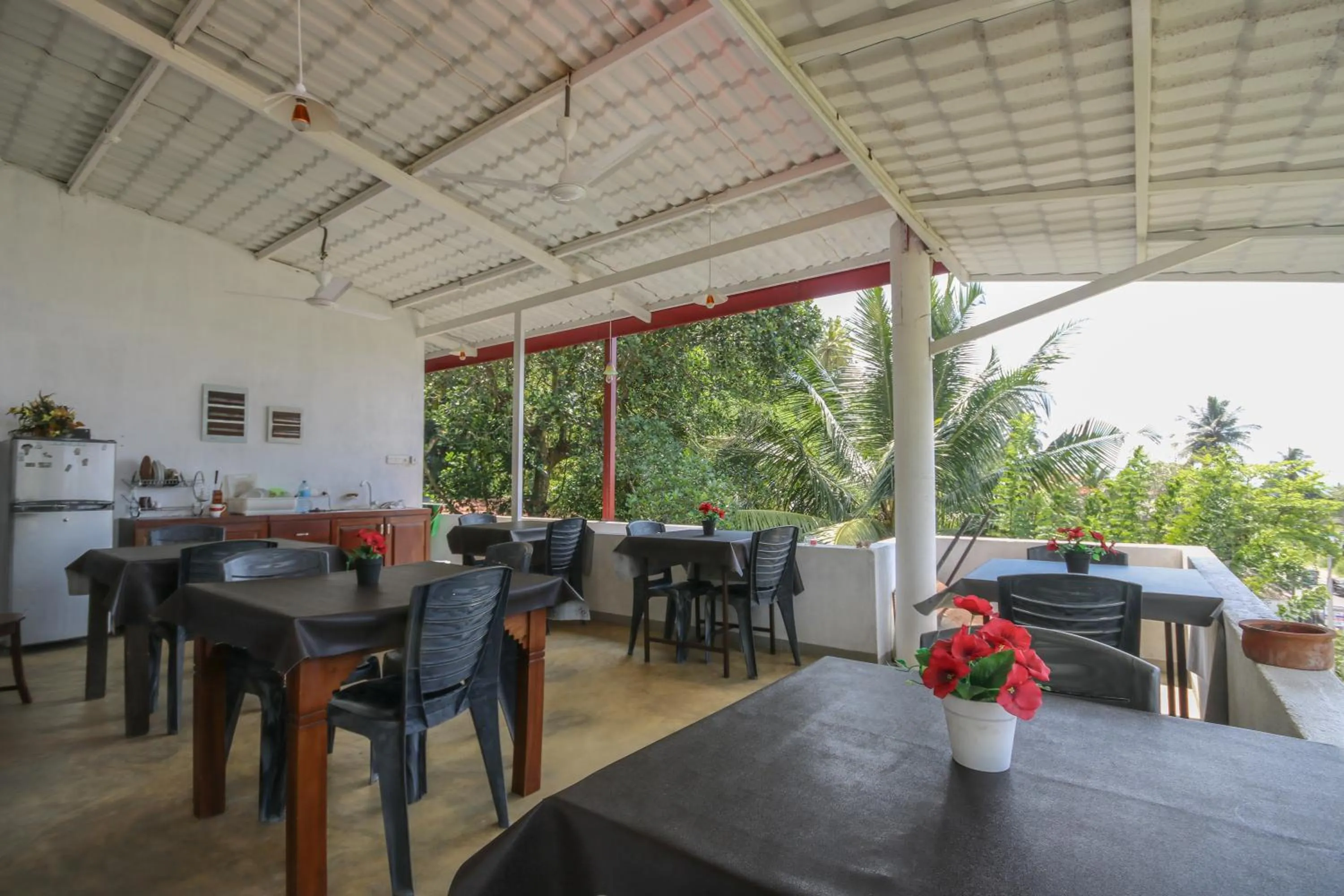 Restaurant/places to eat in Holiday Inn Unawatuna