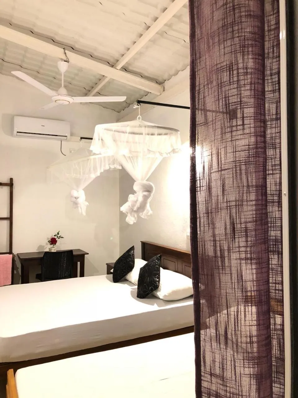 Shower, Bed in Holiday Inn Unawatuna