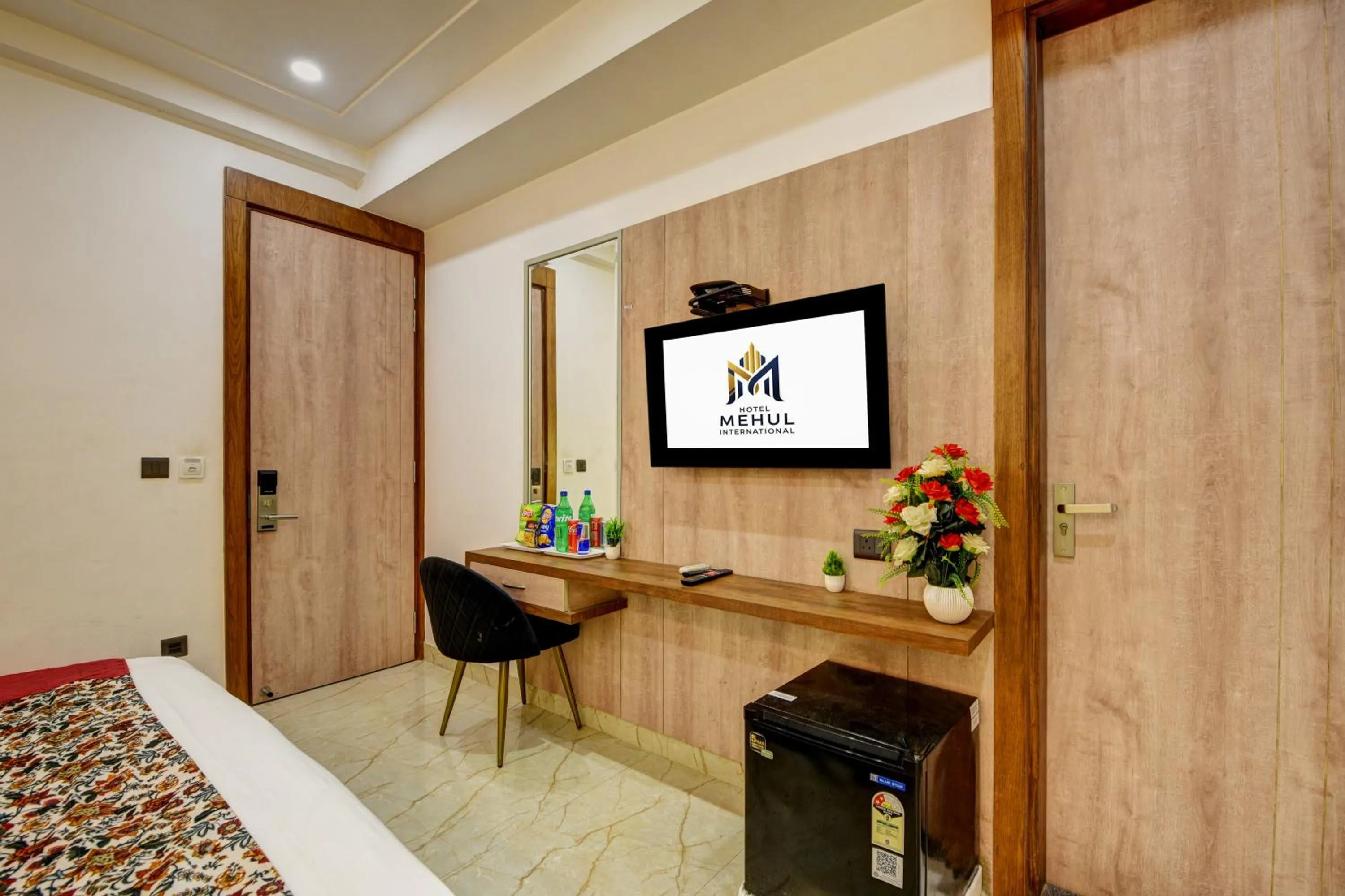 Communal lounge/ TV room, Bed in Hotel Mehul International -Near New Delhi Railway Station, Paharganj & Connaught Place