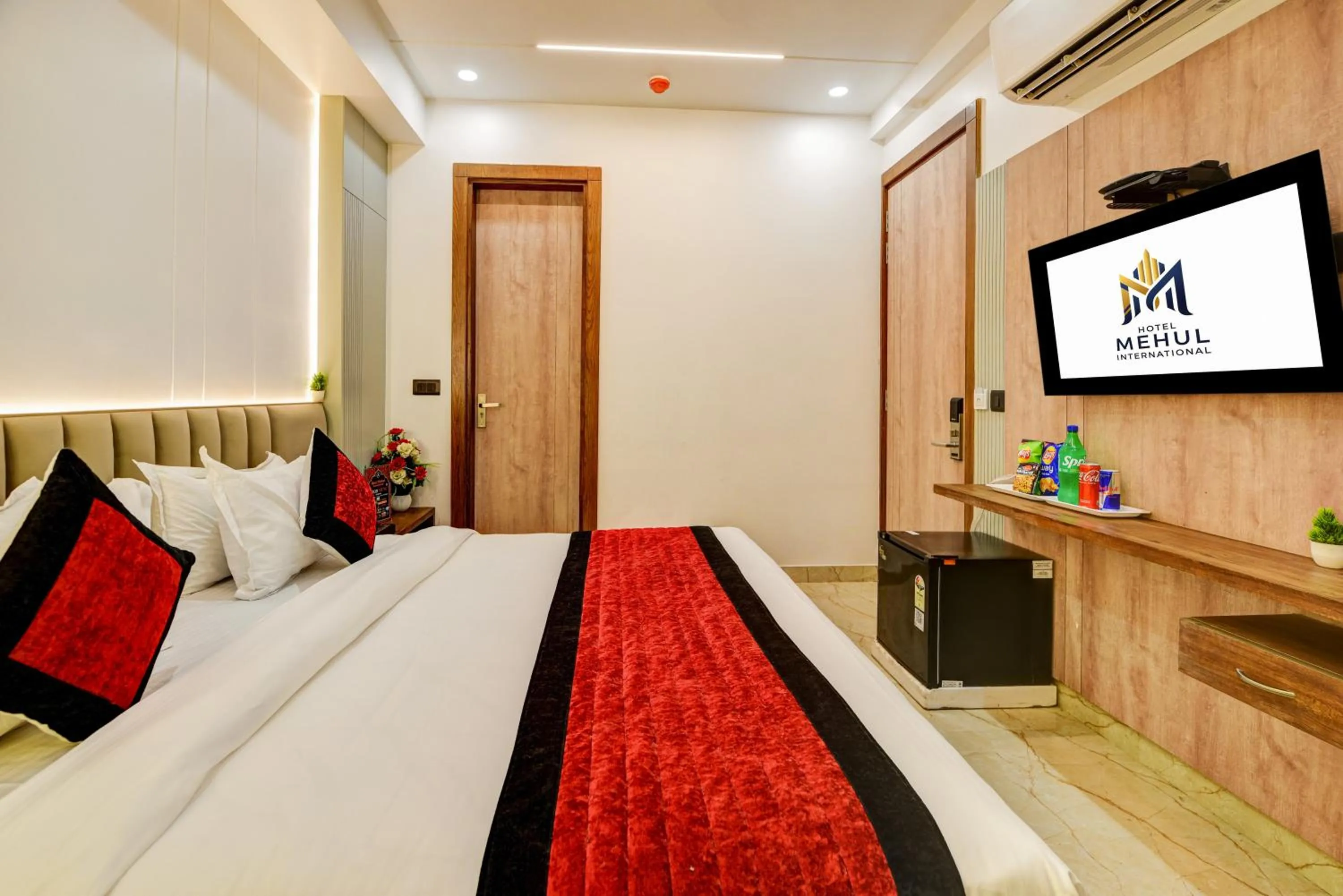 Communal lounge/ TV room, Bed in Hotel Mehul International -Near New Delhi Railway Station, Paharganj & Connaught Place