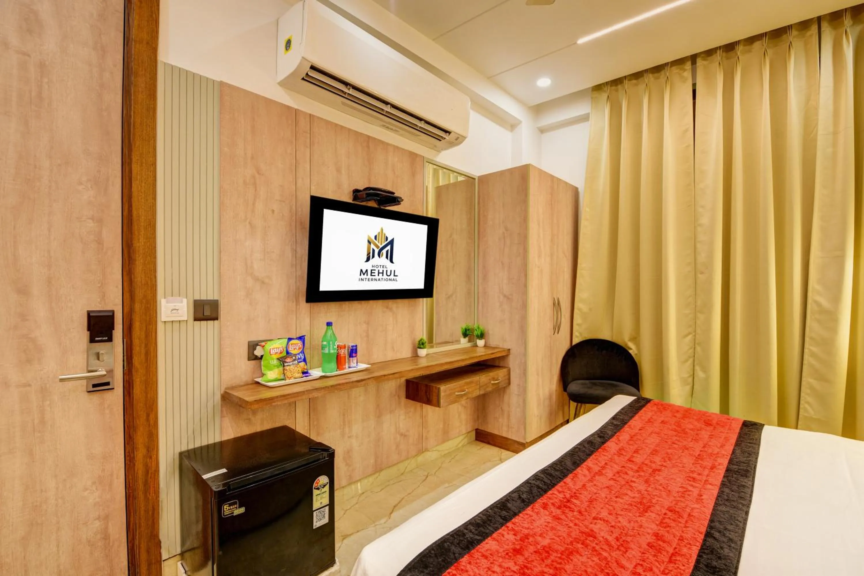 Communal lounge/ TV room, Bed in Hotel Mehul International -Near New Delhi Railway Station, Paharganj & Connaught Place