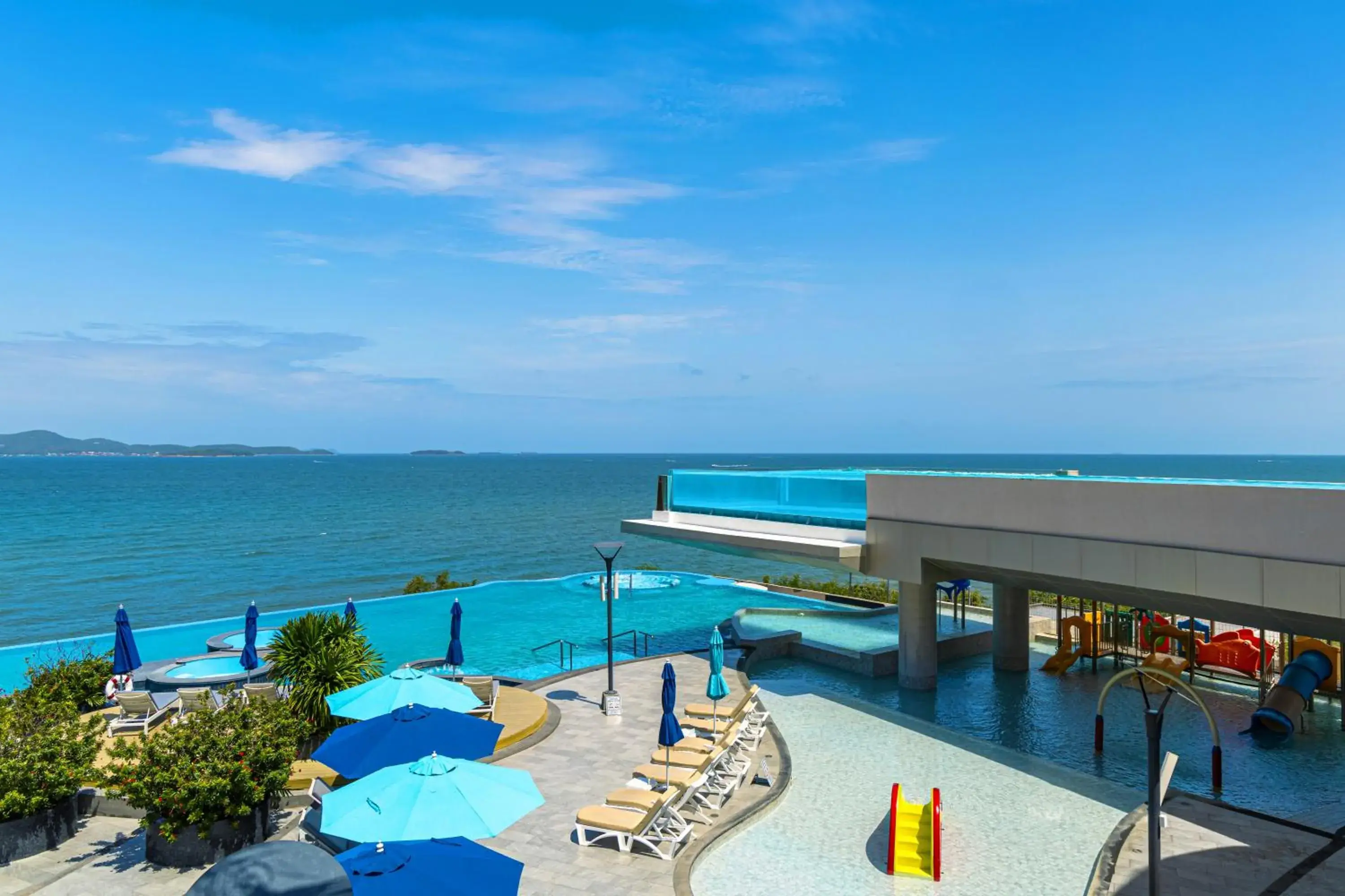 Swimming pool in Royal Cliff Grand Hotel Pattaya Swimming pool in Royal Cliff Grand Hotel Pattaya